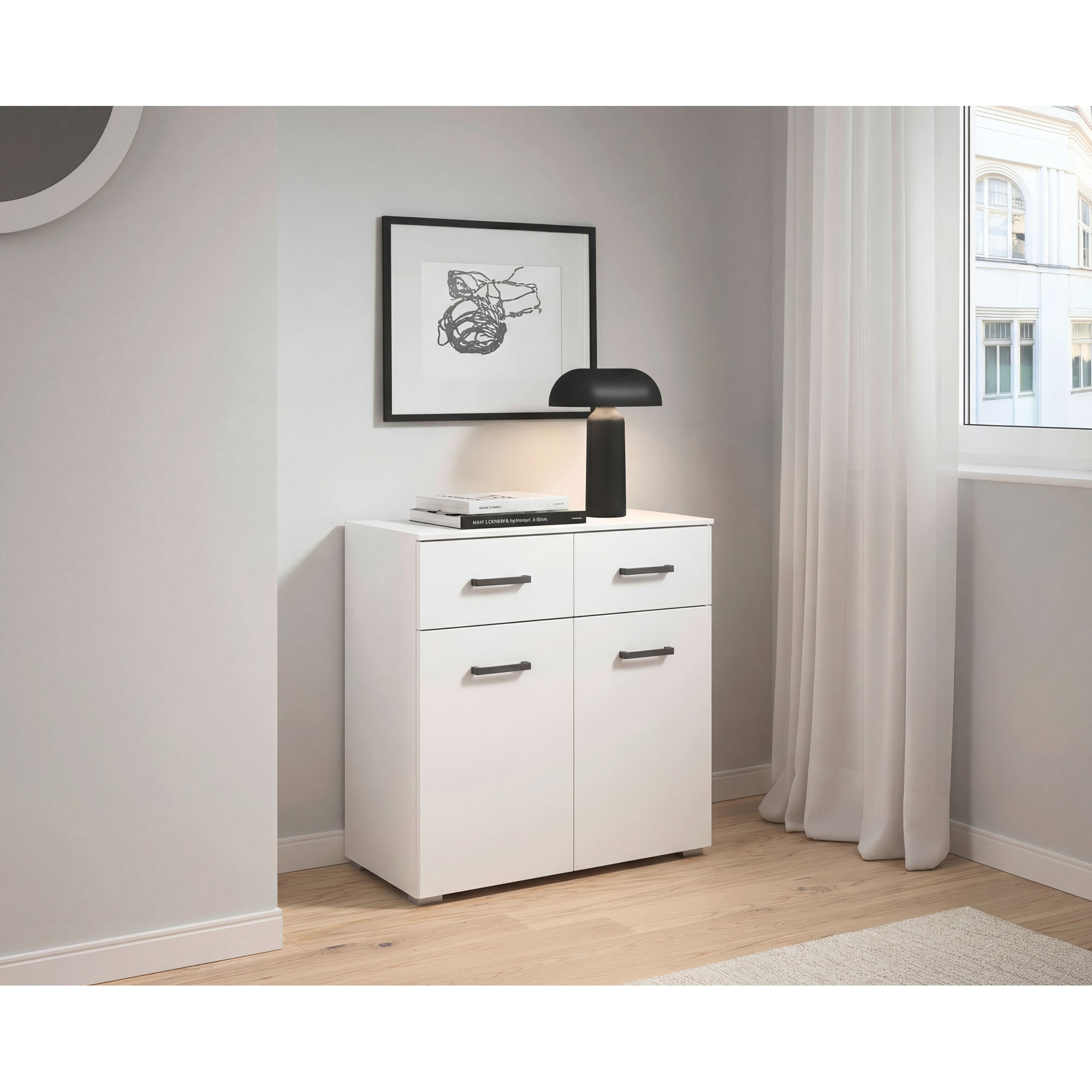 Weißes Sideboard mit zwie Schubläden und zwei Türen im Schlafzimmer mit Lampe Bild und Vorhang dekoriert