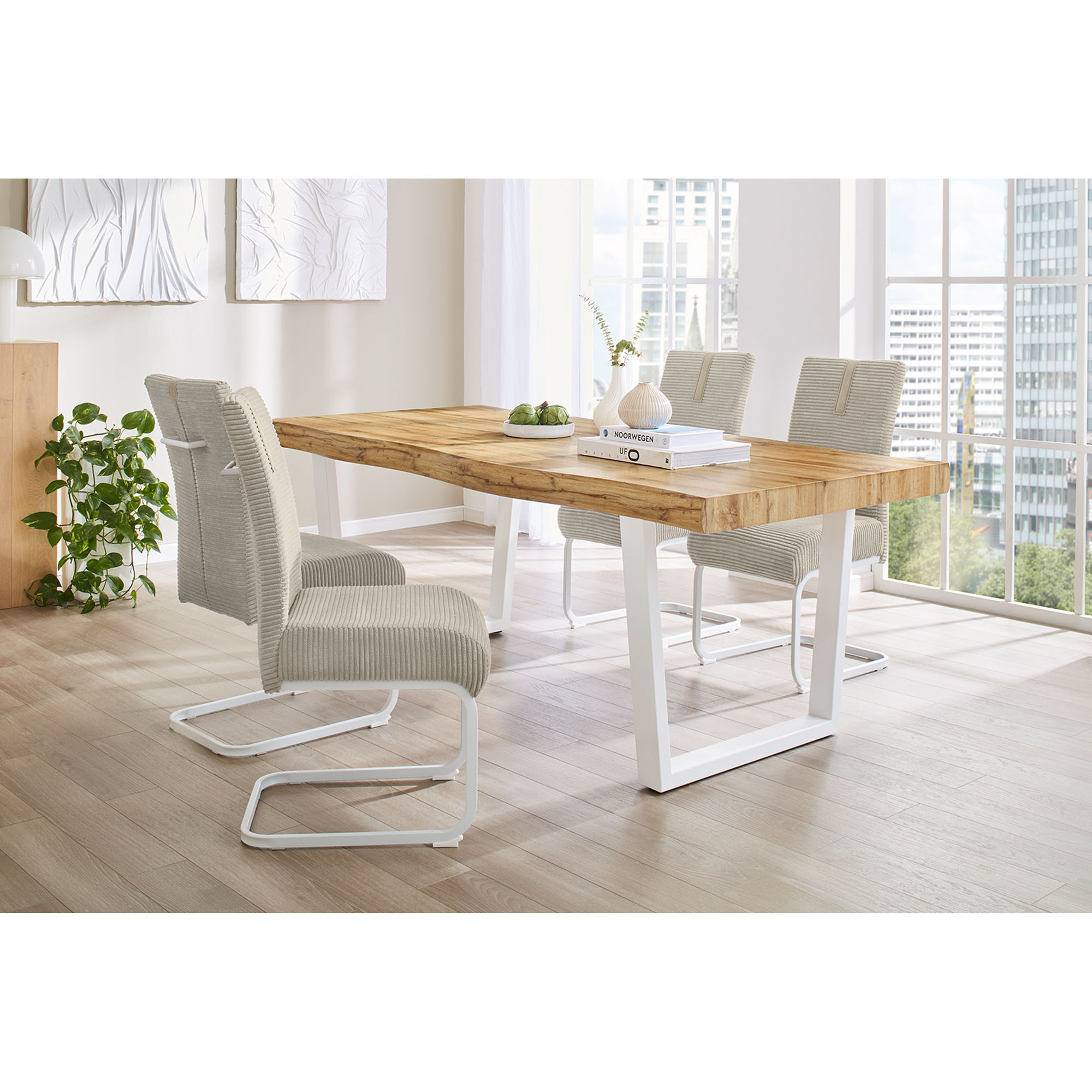 Helles Esszimmer mit beigen Freischwinger-Stühlen aus Cordstoff und Tisch mit massiver Holzplatte.