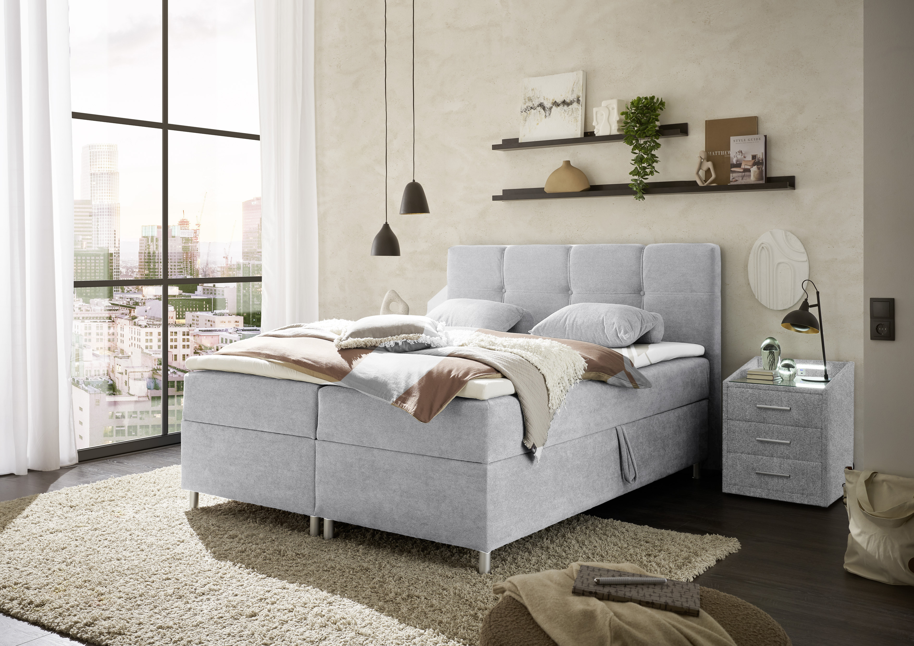 Boxspringbett „Curio 80 Silver“ in einem eingerichteten Schlafzimmer, mit Kissen und Decke dekoriert, in wohnlichem Ambiente präsentiert