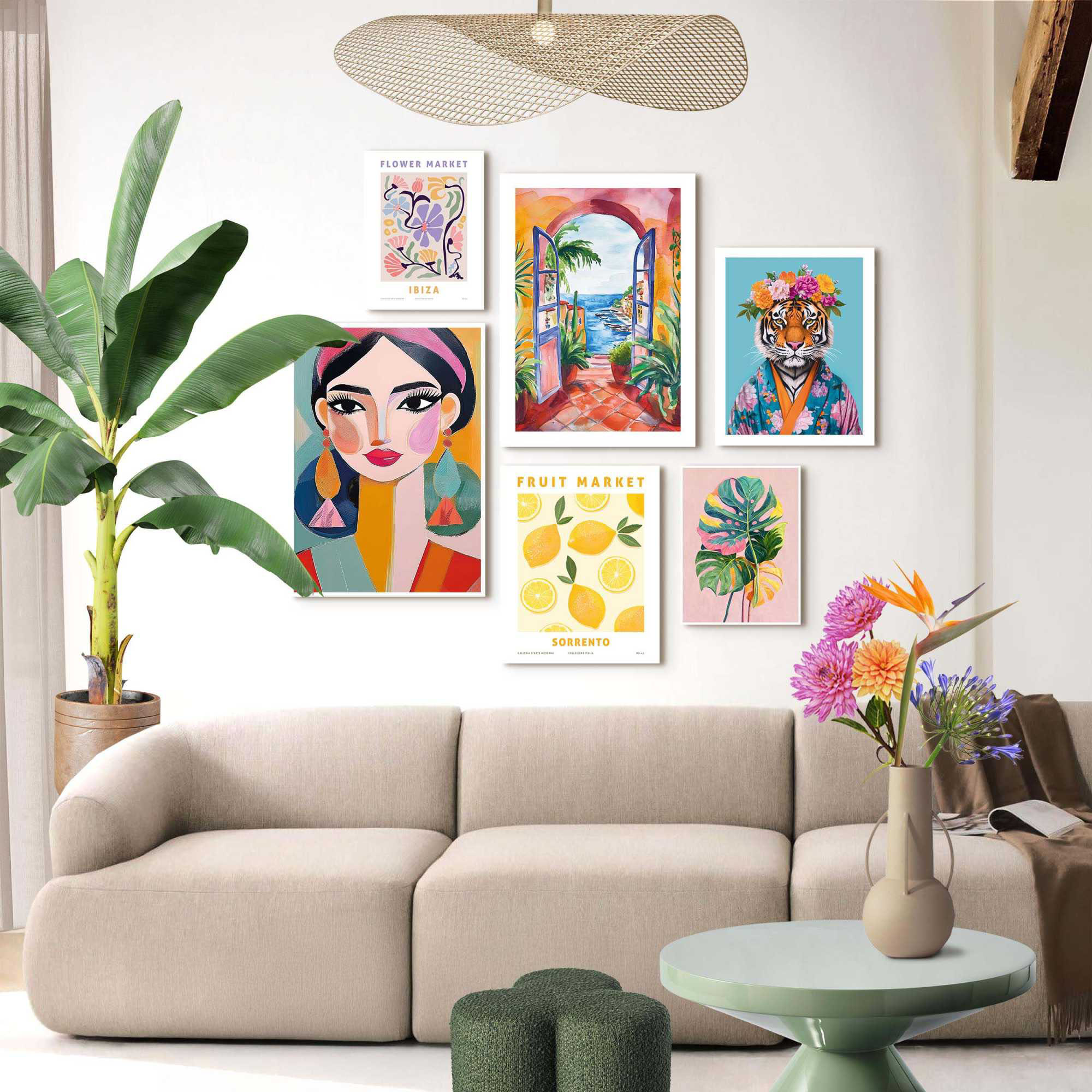 Das Wandbild „Ibiza Flower Market“, 30 × 40 cm, ist zusammen mit weiteren Motiven als Bilderwand in einem eingerichteten Raum zu sehen.