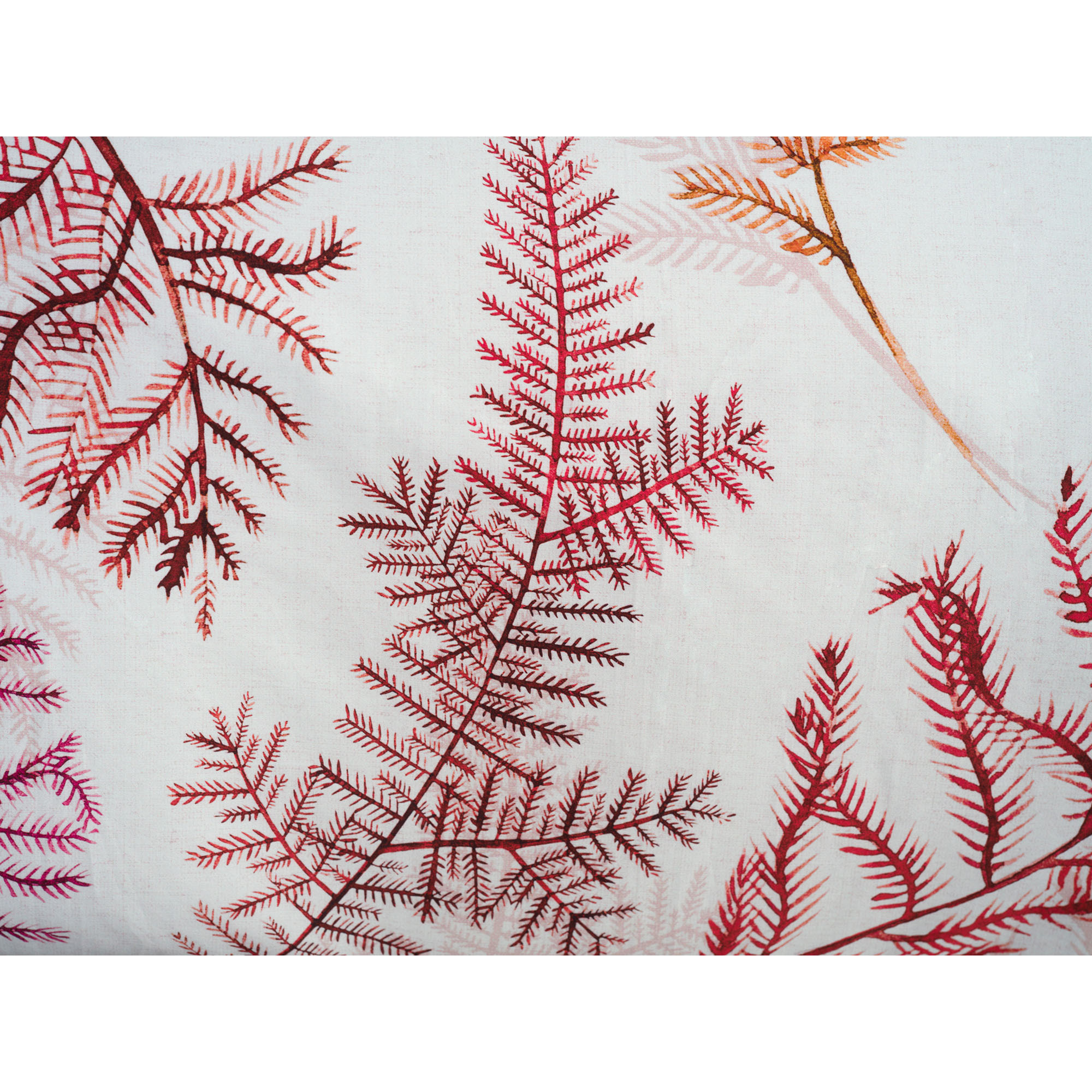 Bettwäsche Kamea in Soft Pink, 155 x 220 cm: Nahaufnahme des Stoffes mit roten und rosafarbenen Farnzweigen auf hellem Grund.