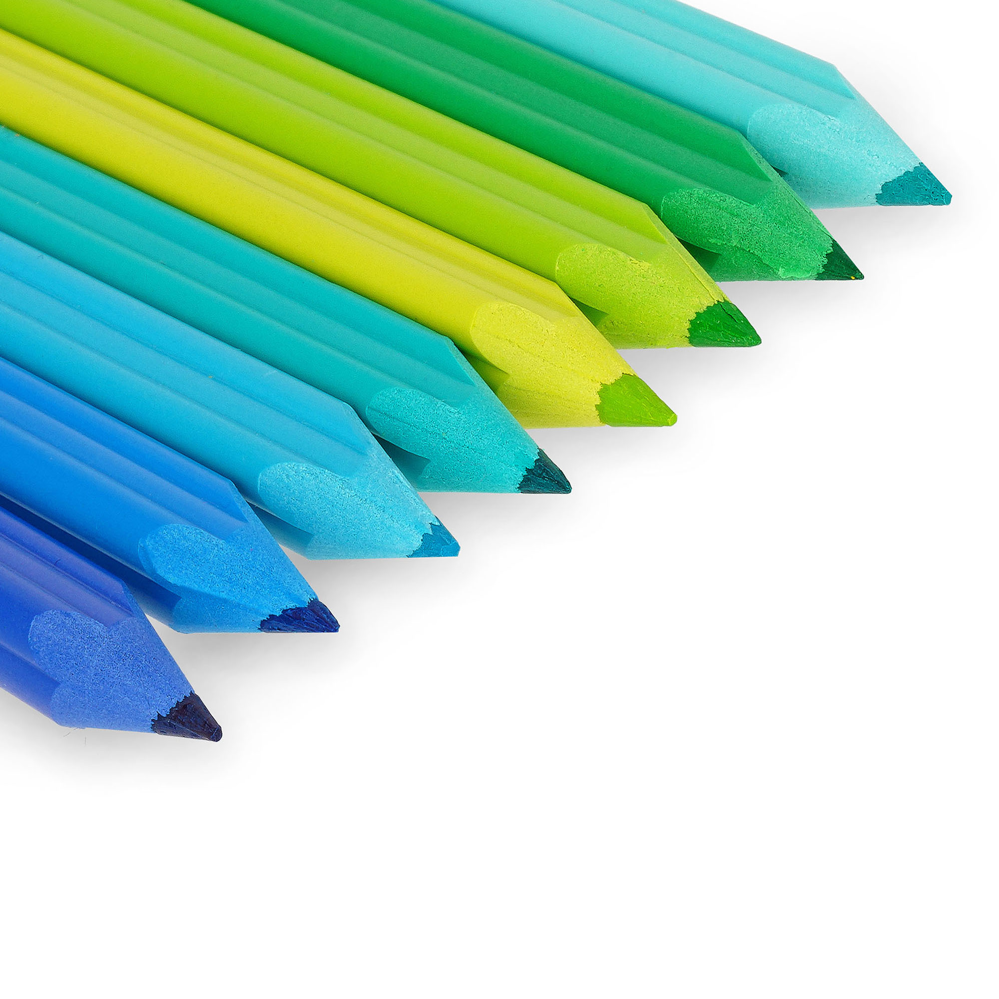 Mehrere blaue, grüne und gelbe Buntstifte in Nahaufnahme mit angespitzten Minen gezeigt.