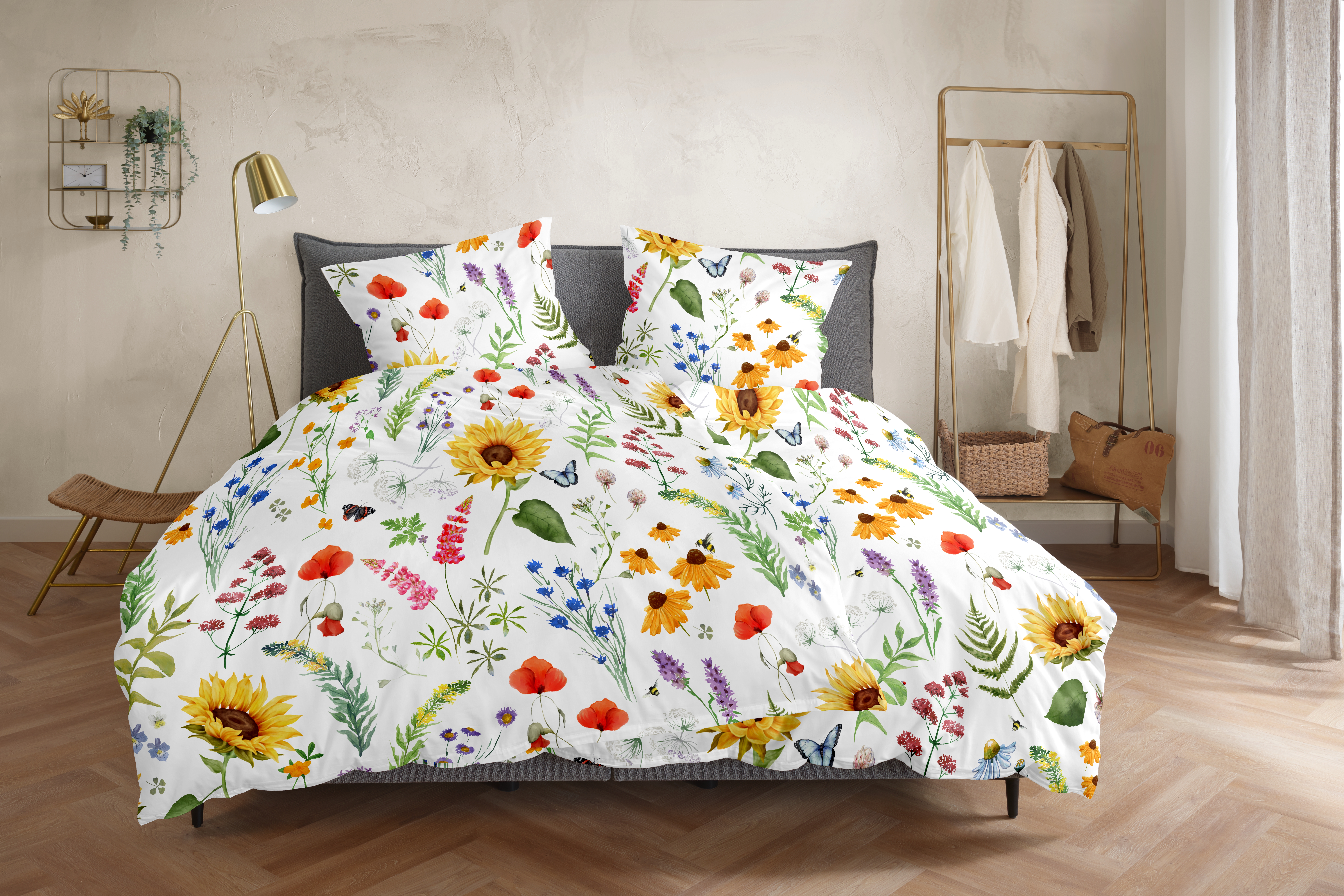 Doppelbett mit weißer Bettwäsche, bedruckt mit bunten Blumen, Blättern und kleinen Schmetterlingen; Größe 135 x 200 cm.