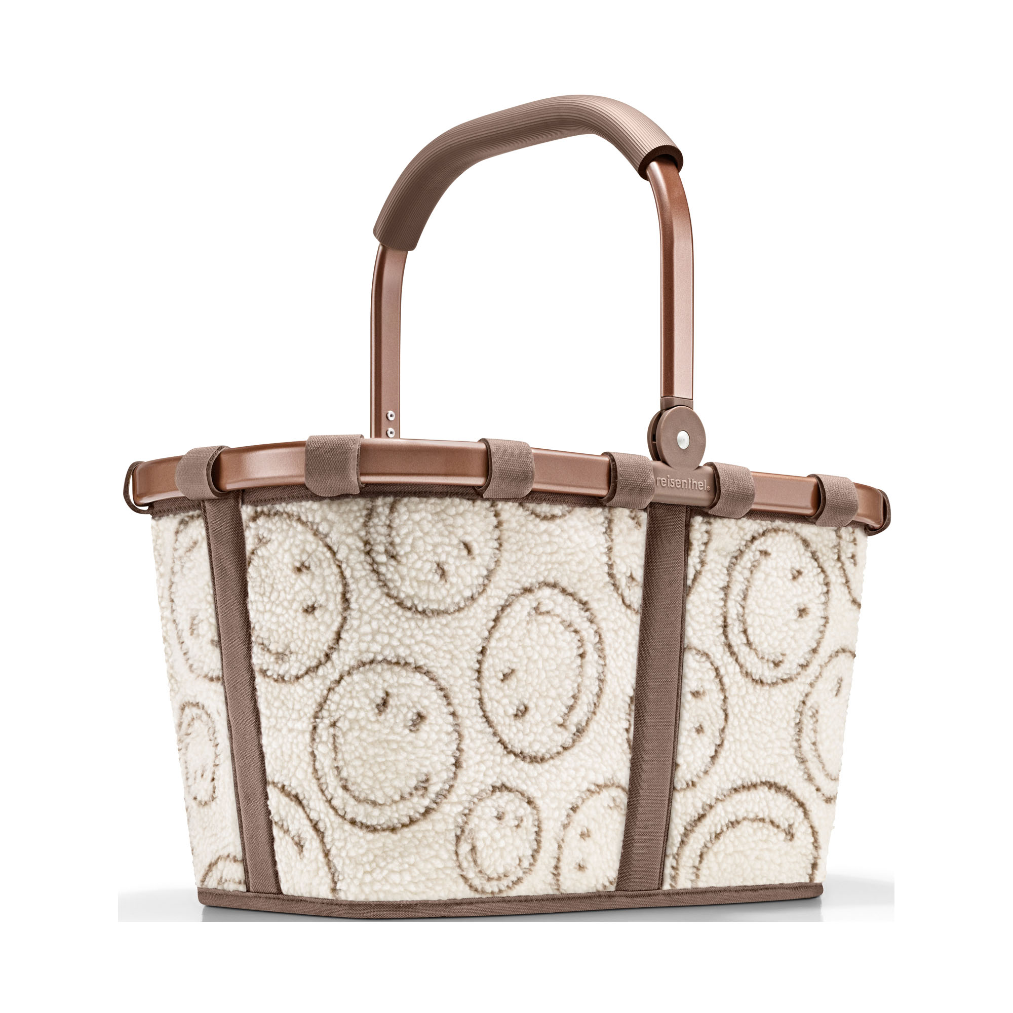 Einkaufskorb von Reisenthel, Modell Carrybag, in Creme und Braun mit Smiley-Muster aus Teddyfleece, frontal mit hochgestelltem Tragegriff und Aluminiumrahmen