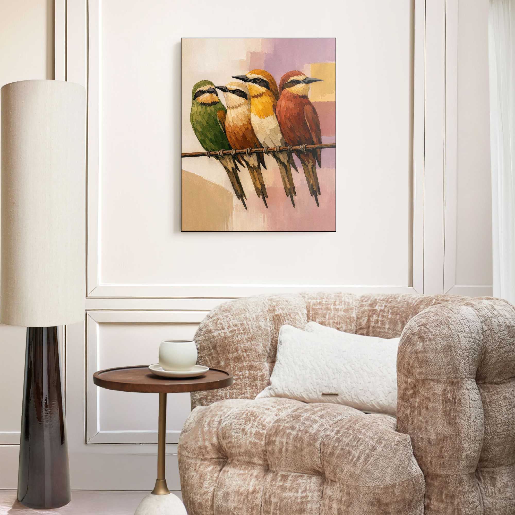 Das Wandbild „Cosy Birds“ in Mehrfarbig, 50 × 40 cm, hängt in einem eingerichteten Wohnraum und zeigt die Größenwirkung an der Wand.
