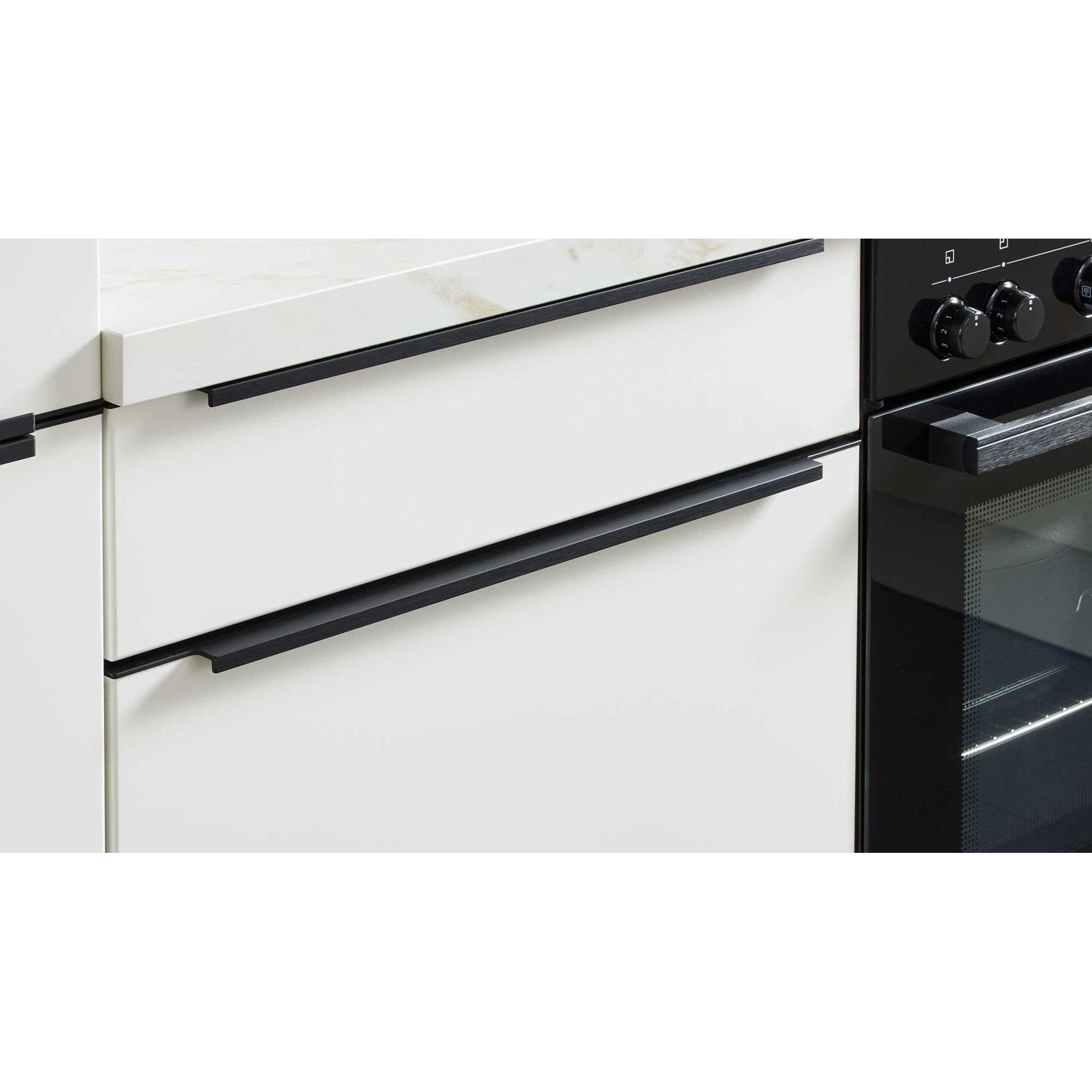 Detailansicht einer weißen Küchenfront mit schwarzen Griffleisten neben einem eingebauten schwarzen Backofen