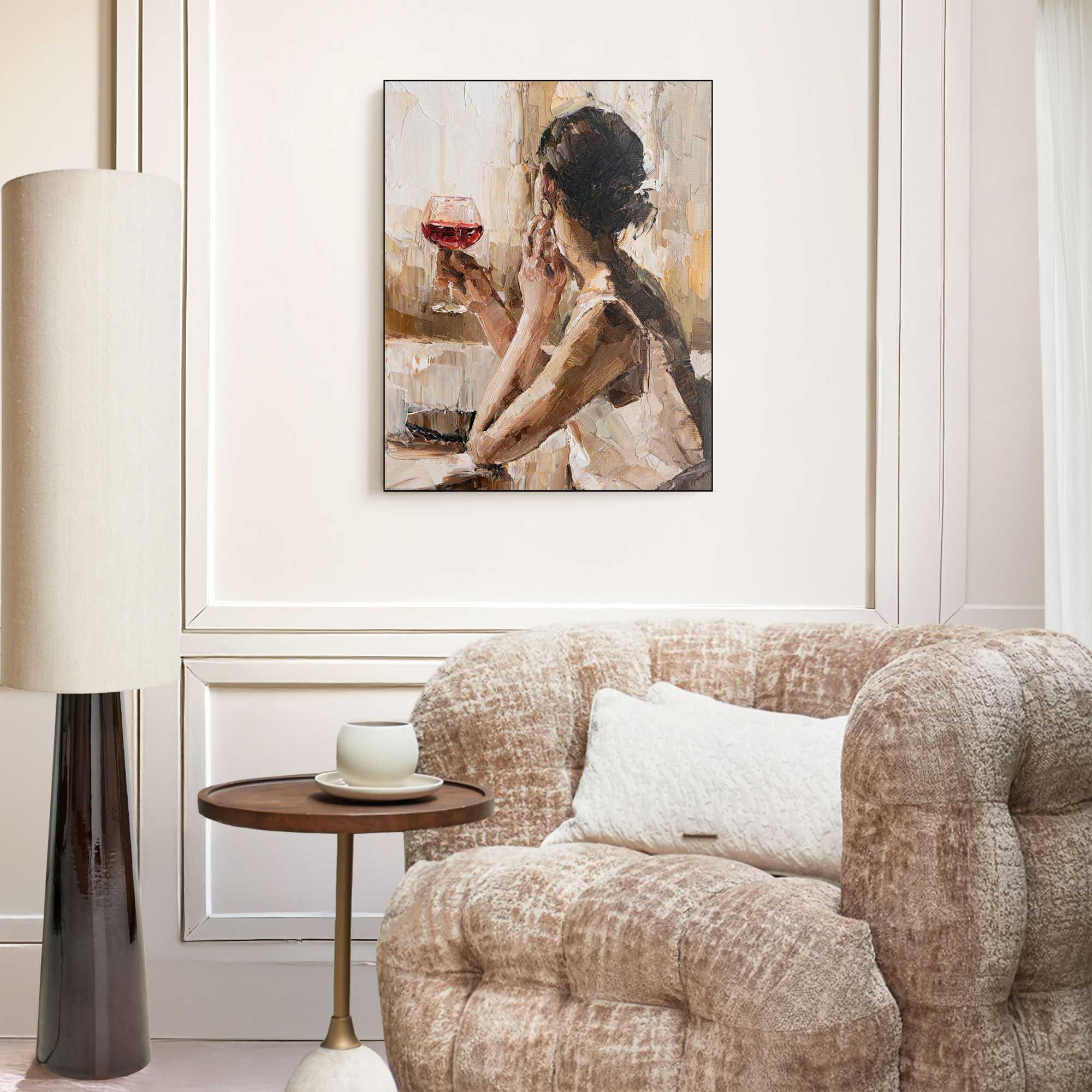 Das Wandbild „Drinking Wine“ in Beige, 50 × 40 cm, hängt in einem eingerichteten Wohnraum und zeigt die Größenwirkung an der Wand.