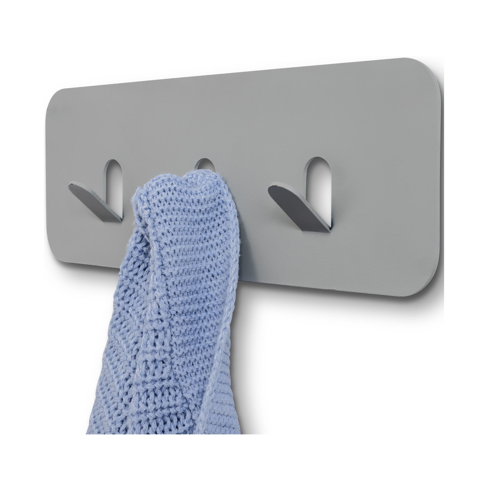 Graue Wandgarderobe mit drei silberfarbenen Haken, an einem hängt ein hellblau gestricktes Tuch, seitlich fotografiert