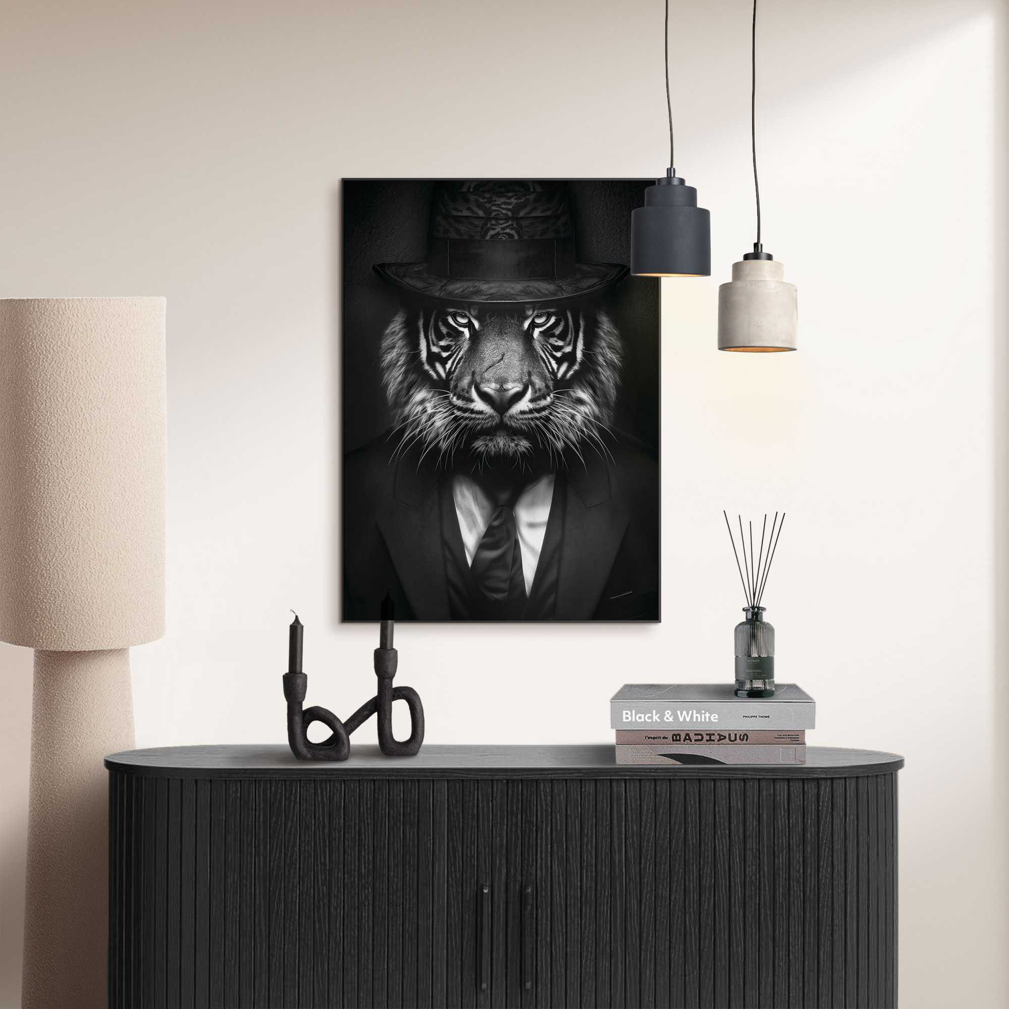 Das Wandbild „Tiger Lord“ in Schwarz-Weiß, 50 × 70 cm, hängt in einem eingerichteten Wohnraum und zeigt die Größenwirkung an der Wand.