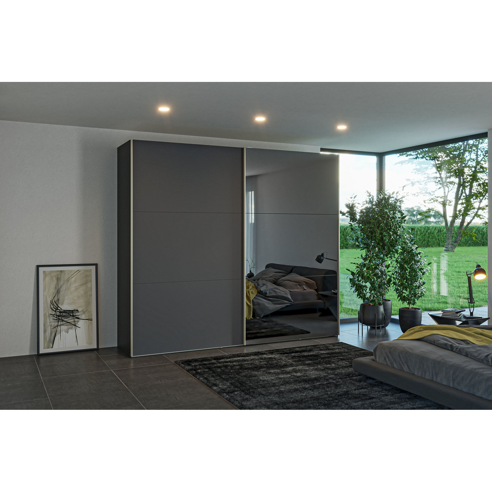 Schwebetürenschrank mit Schiebetüren in modernem Schlafzimmer mit Bett und Fensterfront