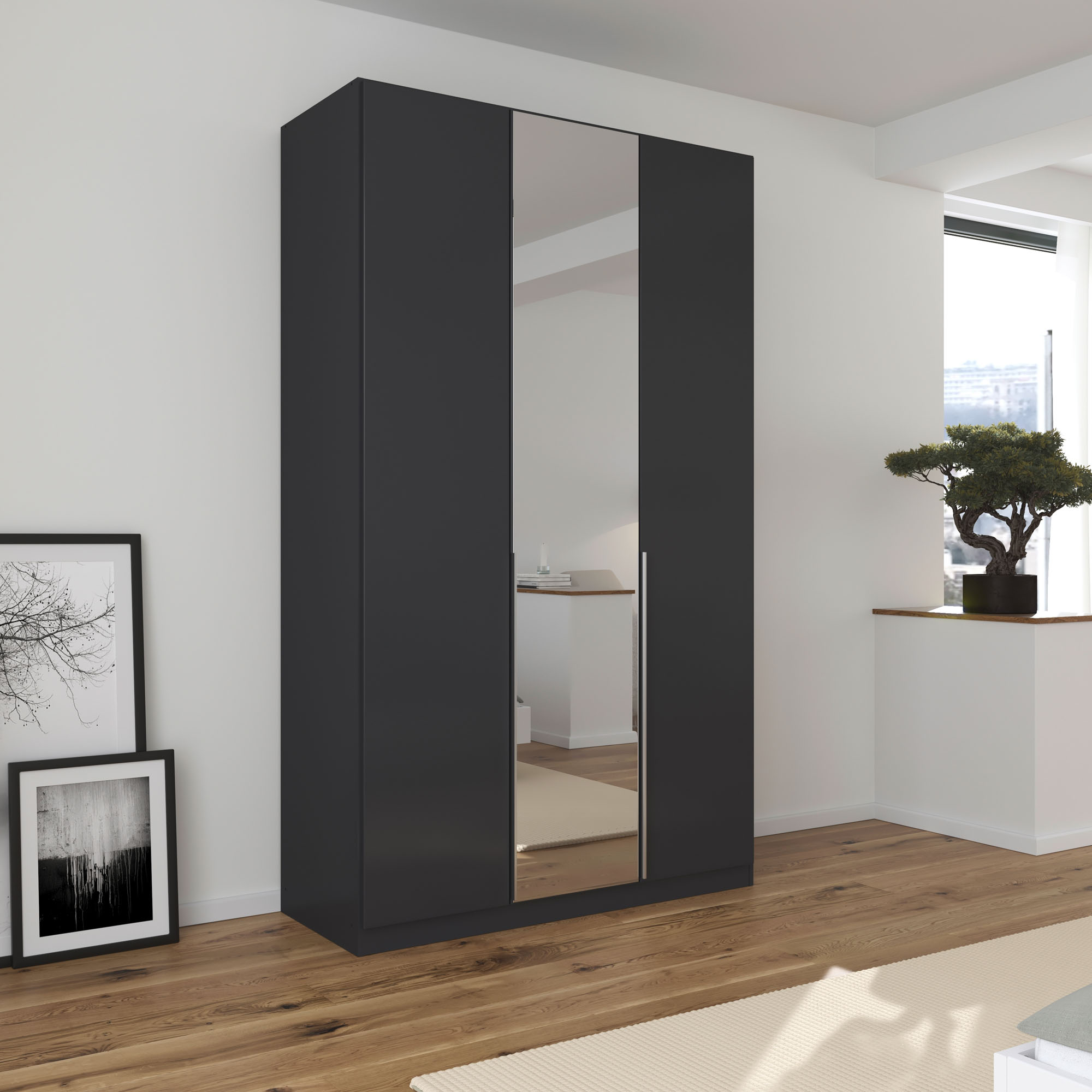 Grau-Metallicer Kleiderschrank mit Spiegeltür in einem hellen Schlafzimmer mit Holzfußboden und moderner Einrichtung