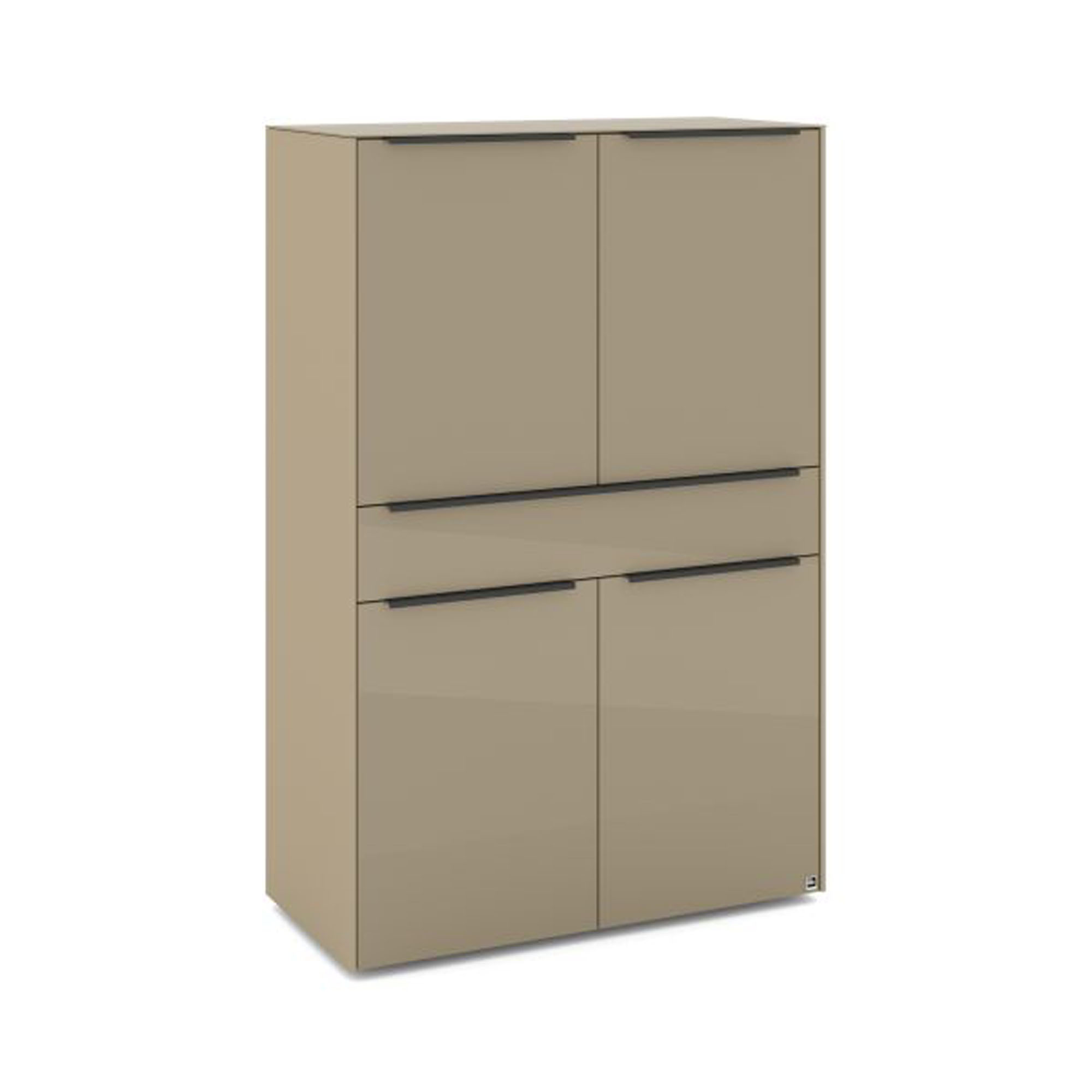 Highboard in Taupe aus schräger Perspektive mit vier Türen, einer Schublade und schwarzen horizontalen Griffleisten.