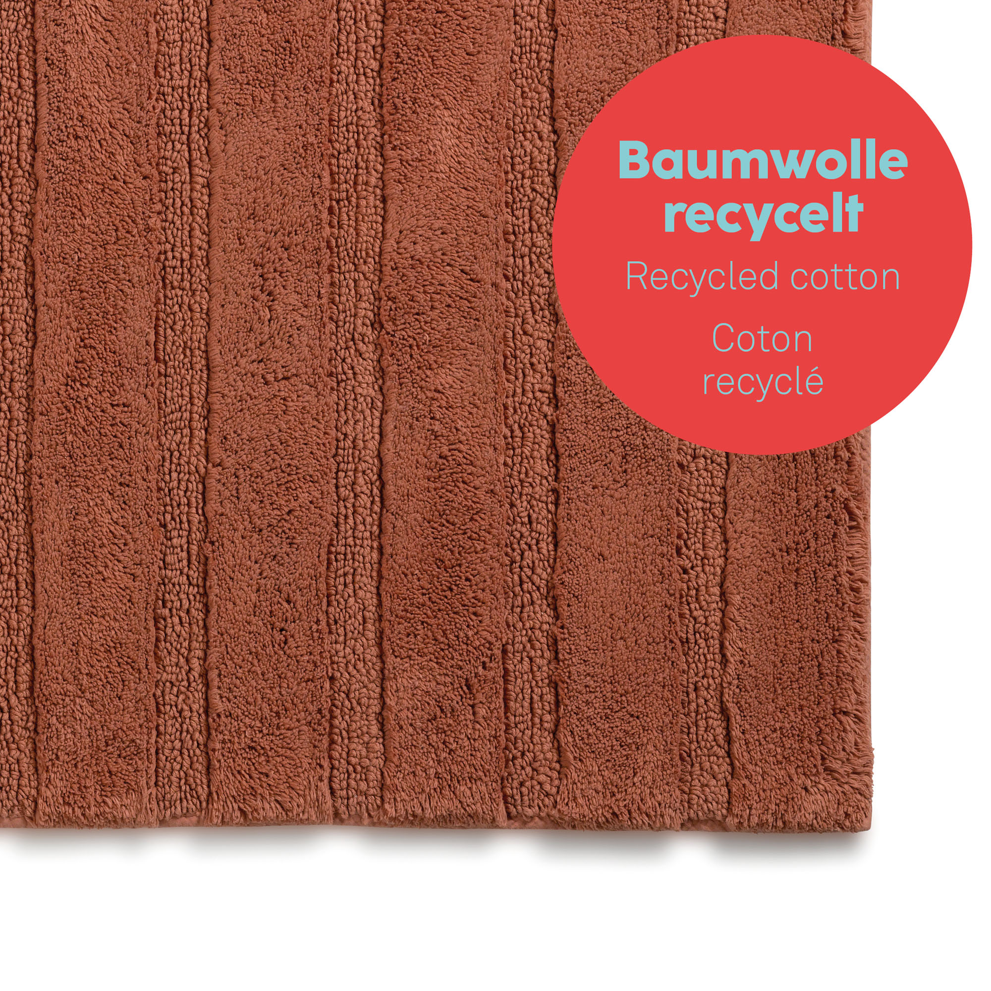 Strukturaufnahme der terrafarbenen Megan-Matte mit parallelen Rippen und Kennzeichnung für recycelte Baumwolle.