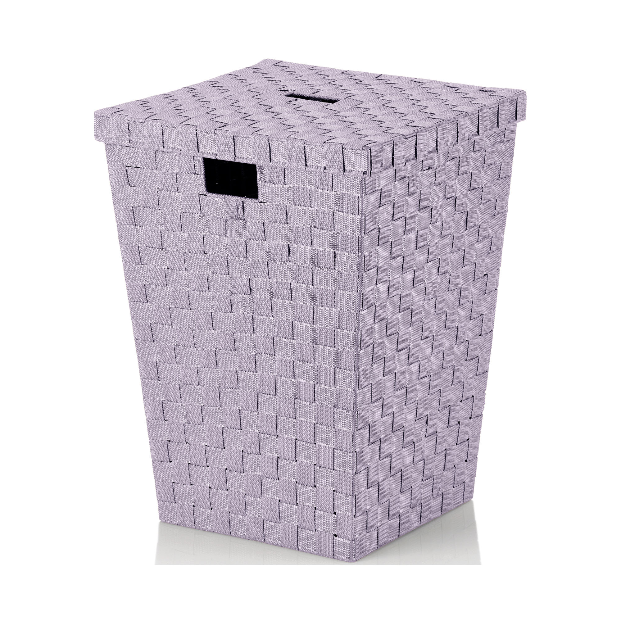 Freigestellte rechteckige Wäschebox in Pastellviolett mit geflochtener Oberfläche abnehmbarem Deckel und schwarzer Grifföffnung