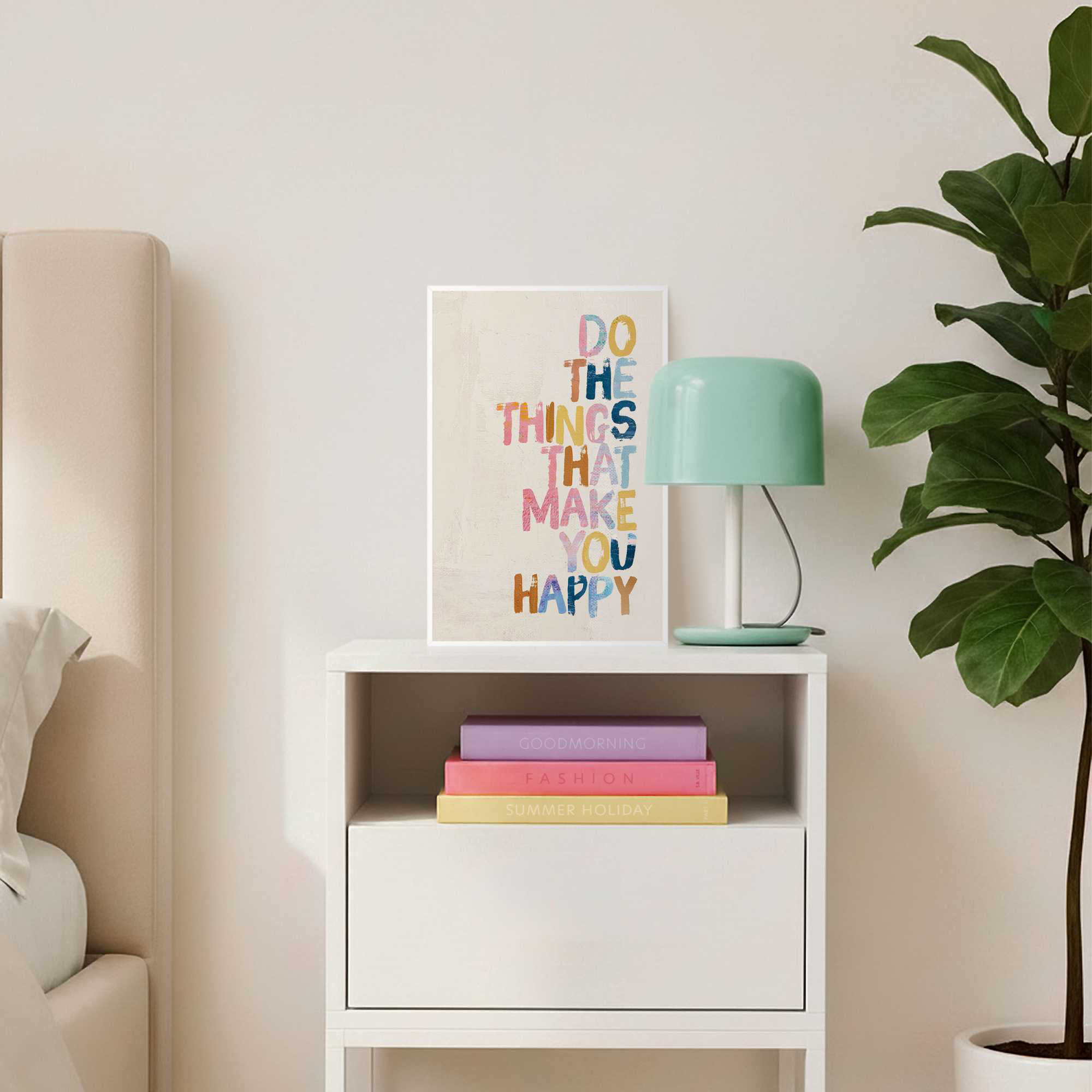 Das Wandbild „Happy Things“ in Beige, 20 × 30 cm, hängt in einem eingerichteten Wohnraum und zeigt die Größenwirkung an der Wand.