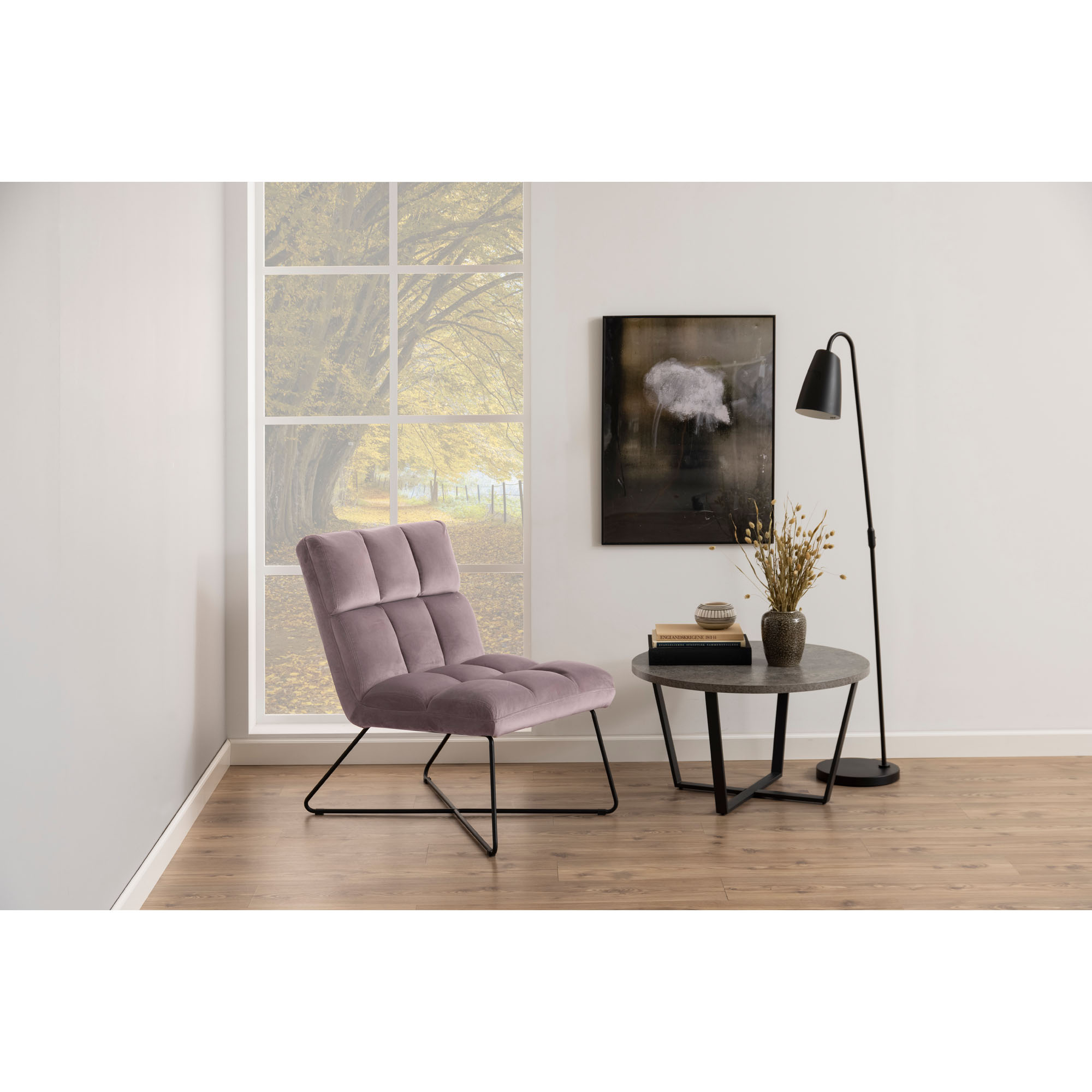 Moderner Loungestuhl mit Bezug in dusty rose und schwarzem Gestell, dekoriert in einem hellen Wohnbereich