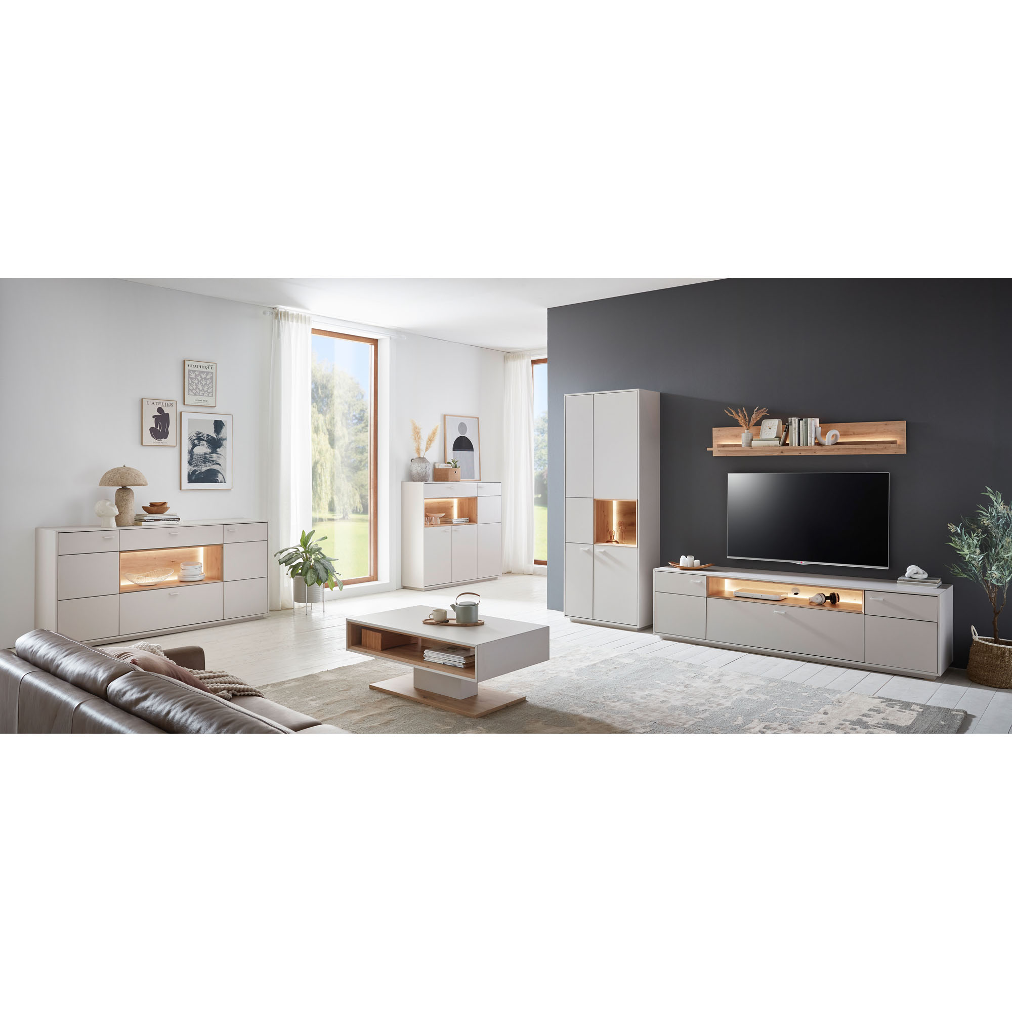 Heller Wohnraum mit Couchtisch in Kaschmir und Eiche Artisan vor Sofa und TV-Wand
