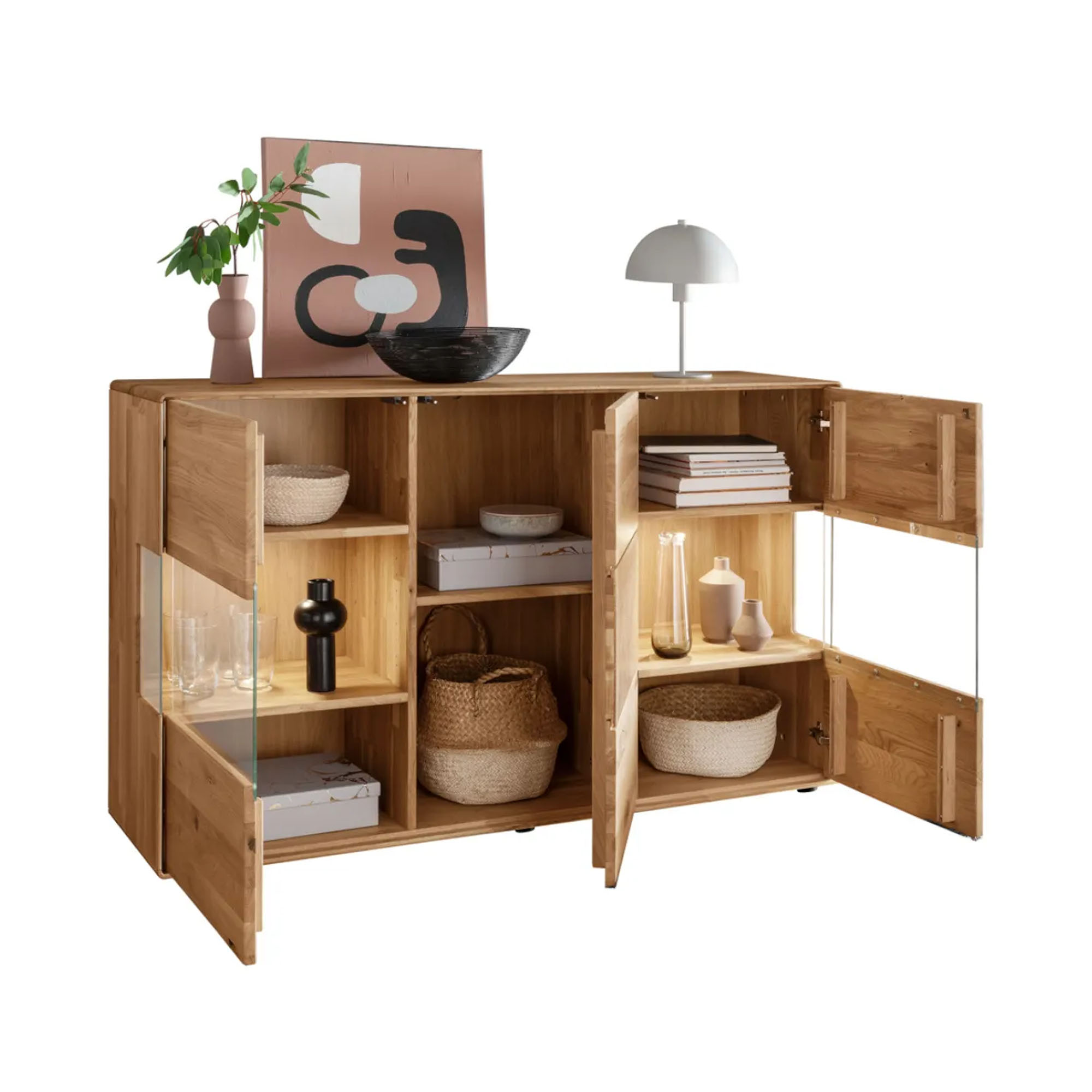 Sideboard aus Holz mit geöffneten Türen und sichtbaren Innenfächern sowie Dekoration auf der Oberseite