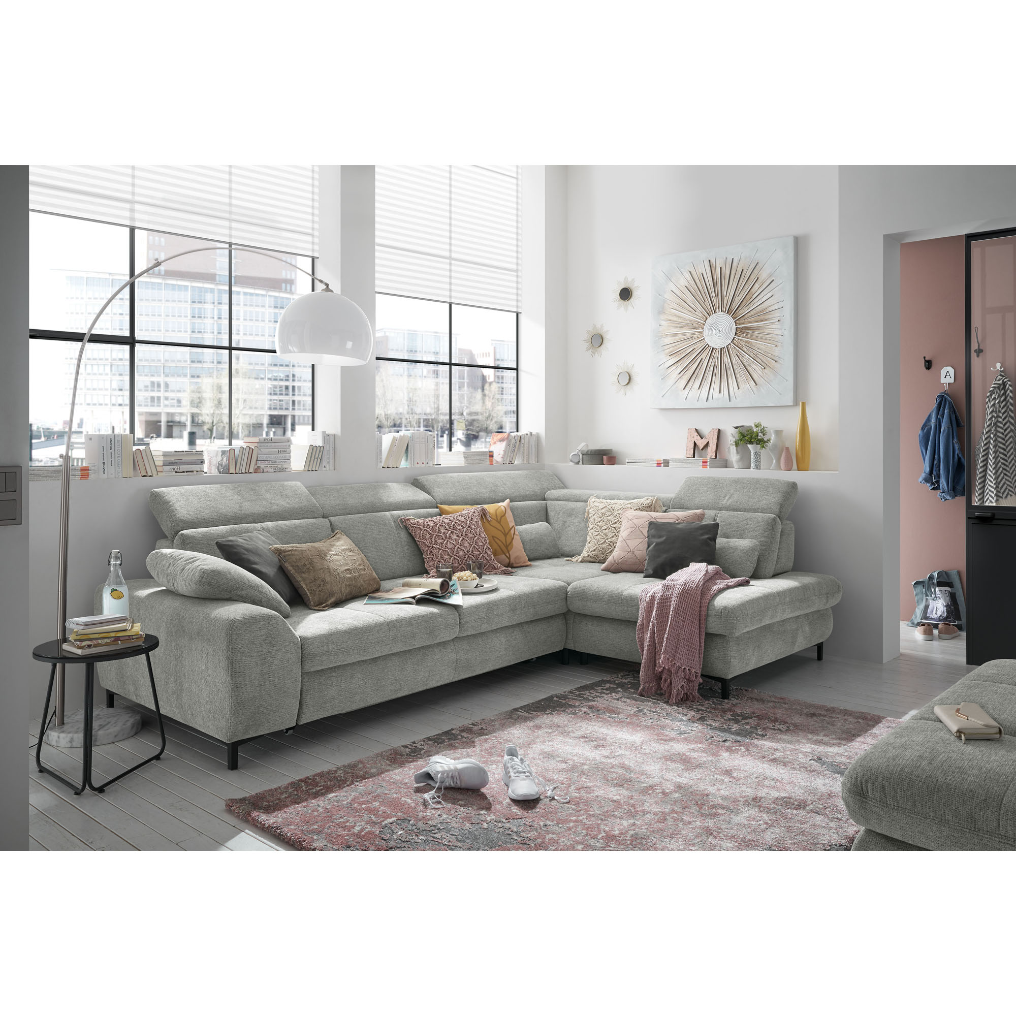 Ecksofa Musterring SO 3400 mit Longchair in moderner Wohnzimmerszene mit Teppich, Dekokissen und großer Fensterfront