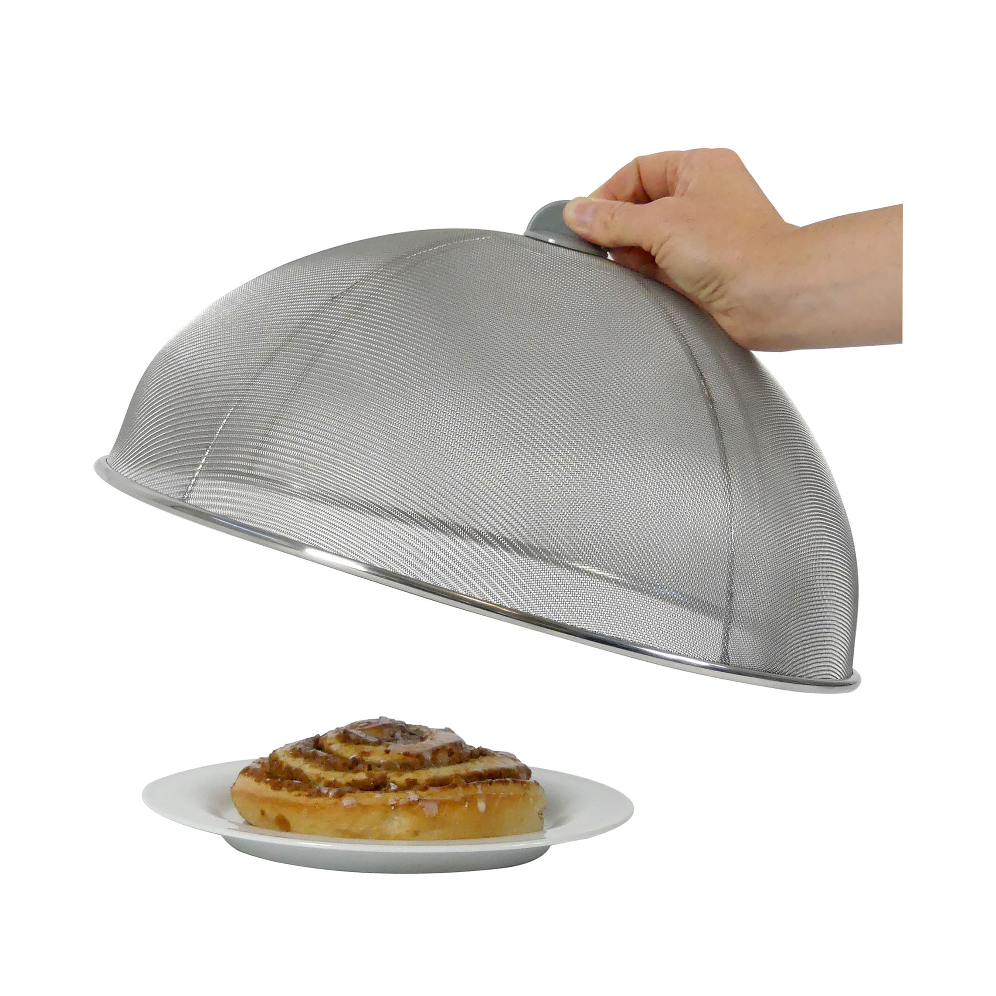 Hand hebt eine Speisehaube aus Metallgewebe über einem Teller an