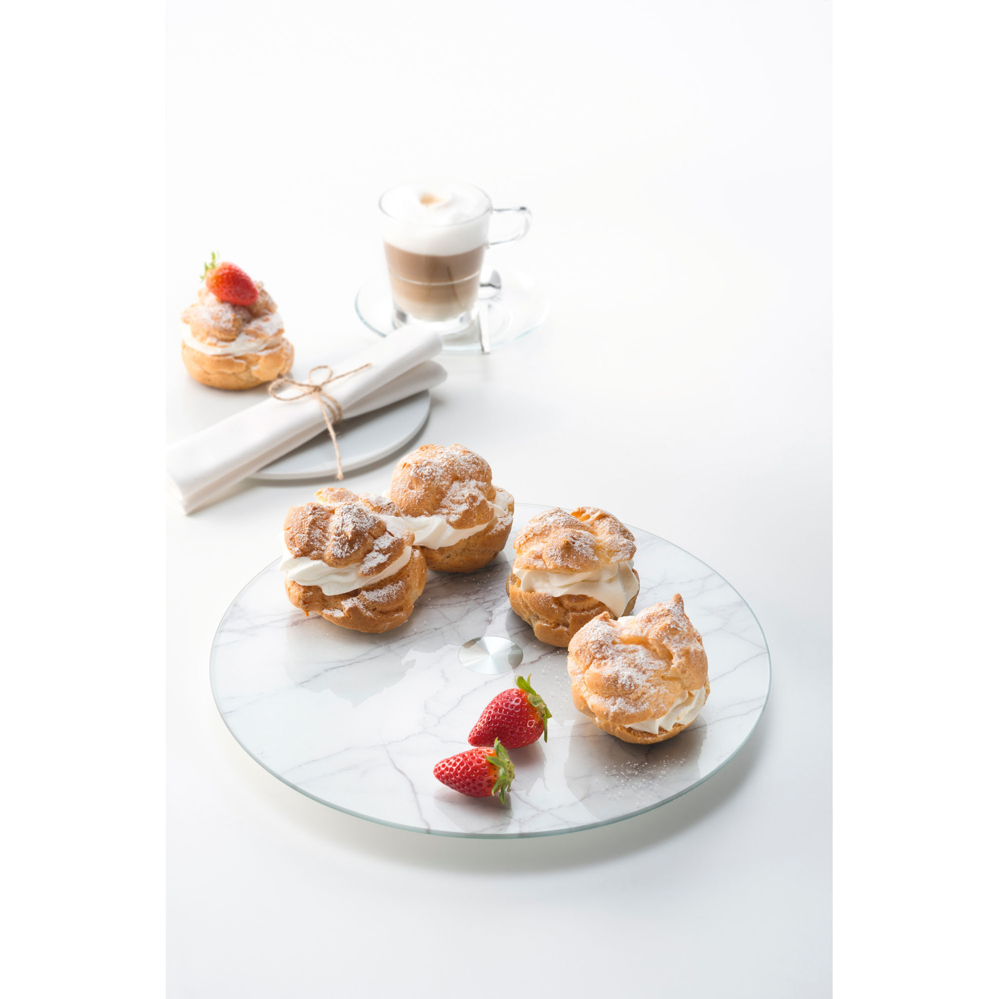 Glas Servierplatte mit Gebäck, Erdbeeren und Kaffee stilvoll arrangiert