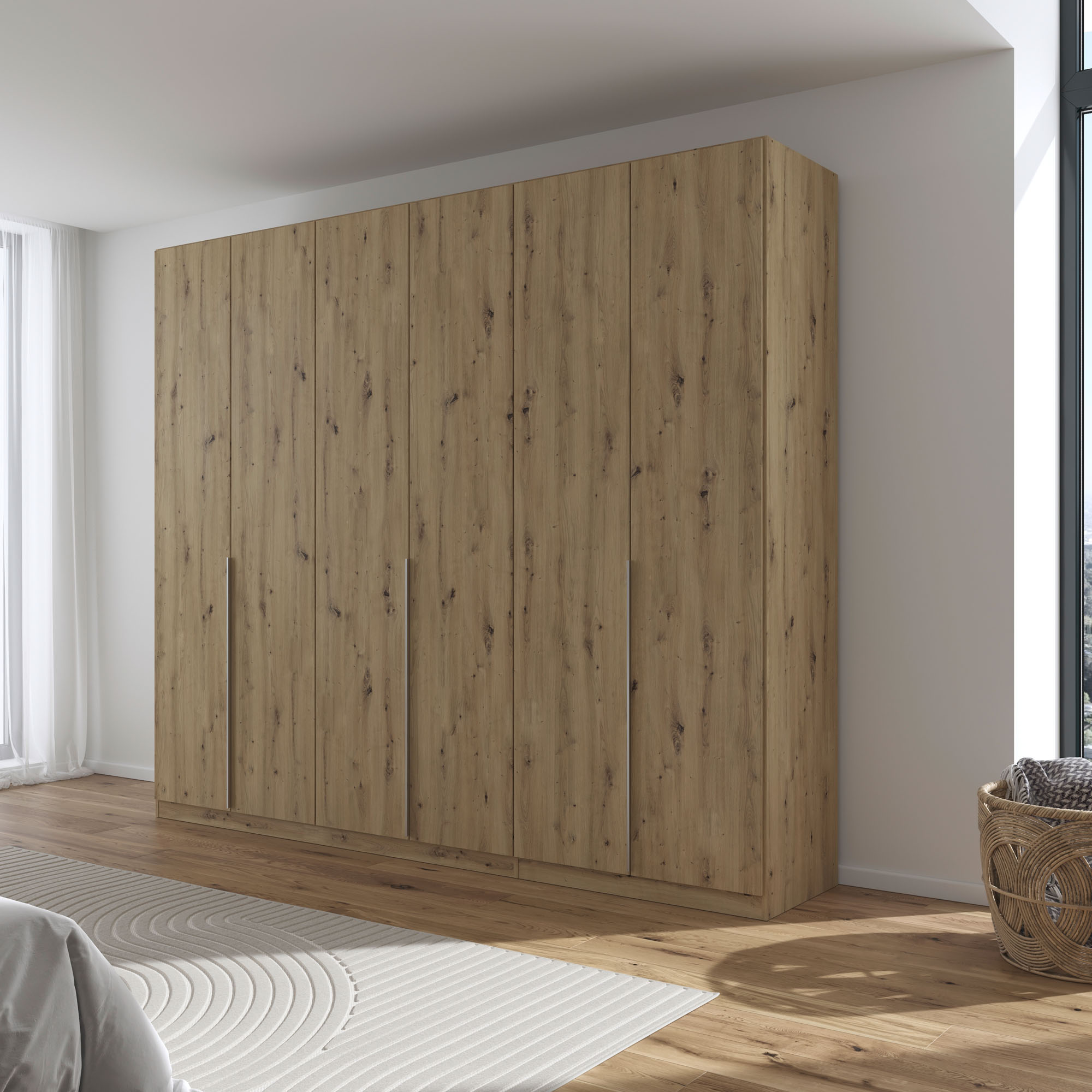 Großer Kleiderschrank in Eiche Artisan mit Drehtüren in einem hellen Schlafzimmer mit Holzfußboden und moderner Einrichtung