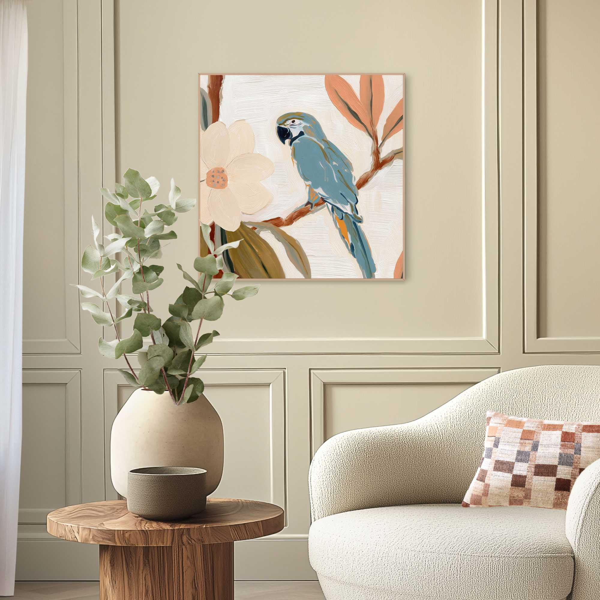 Das Wandbild „Loro Blue“ in Blau, 50 × 50 cm, hängt in einem eingerichteten Wohnraum und zeigt die Größenwirkung an der Wand.