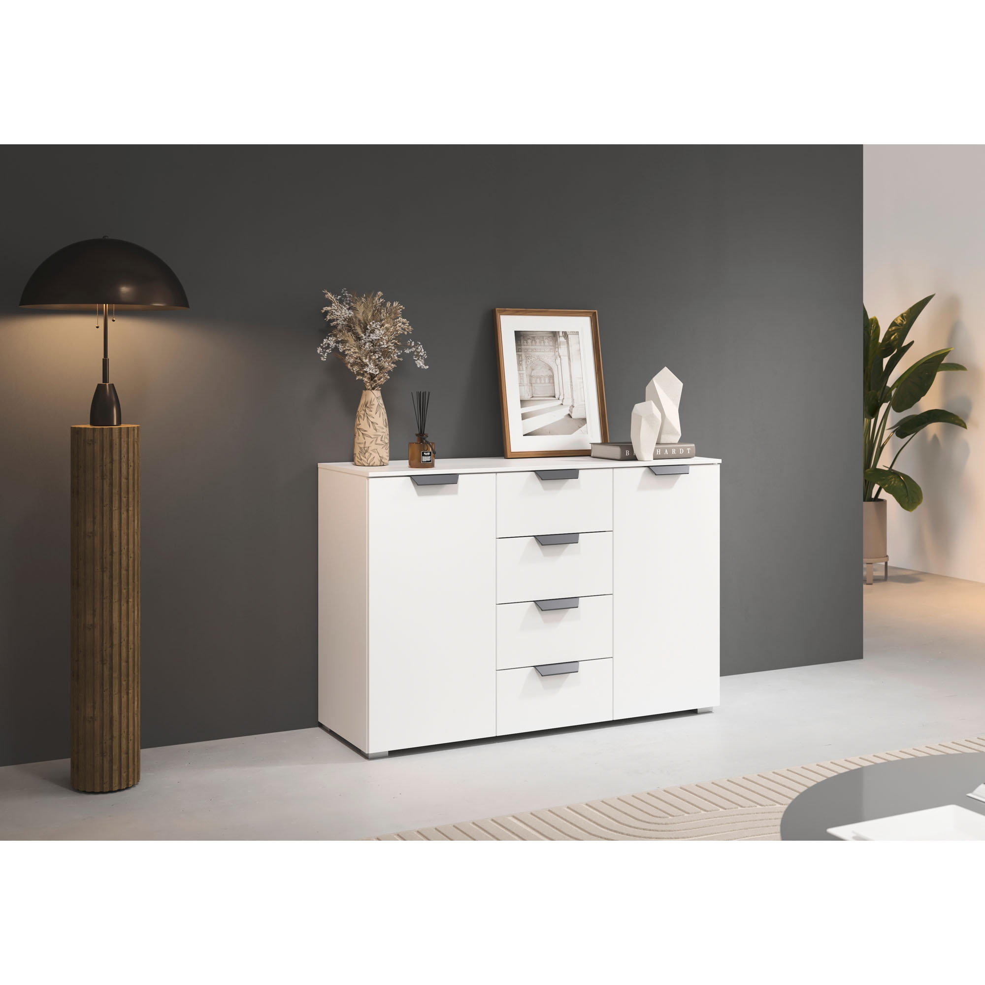 Kommode mit zwei Türen und mittigen Schubladen in einer Wohnraumszene mit Lampe Bildern und Dekoration