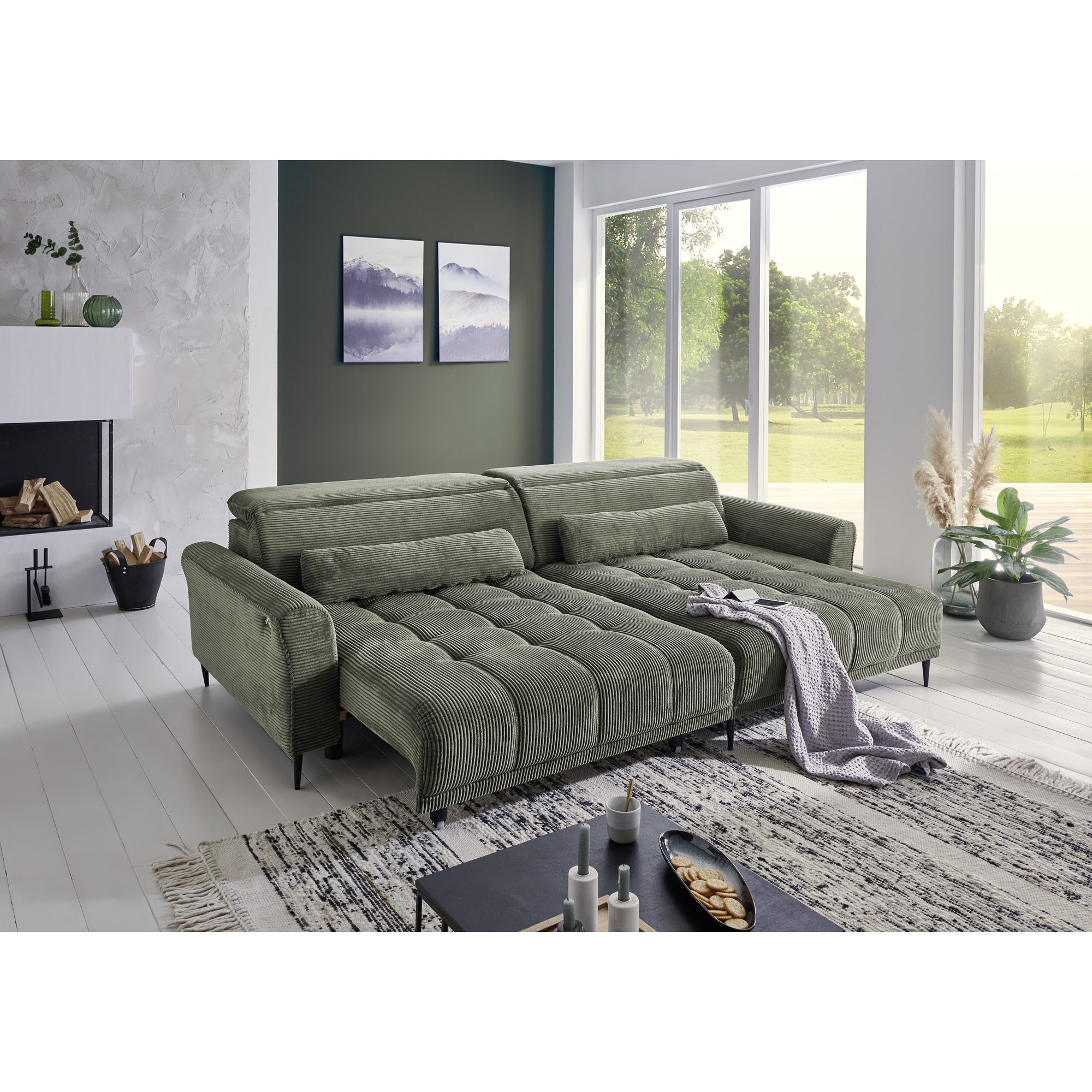 Ecksofa in modernem Design mit grünem Cordbezug und breiten Sitzflächen.