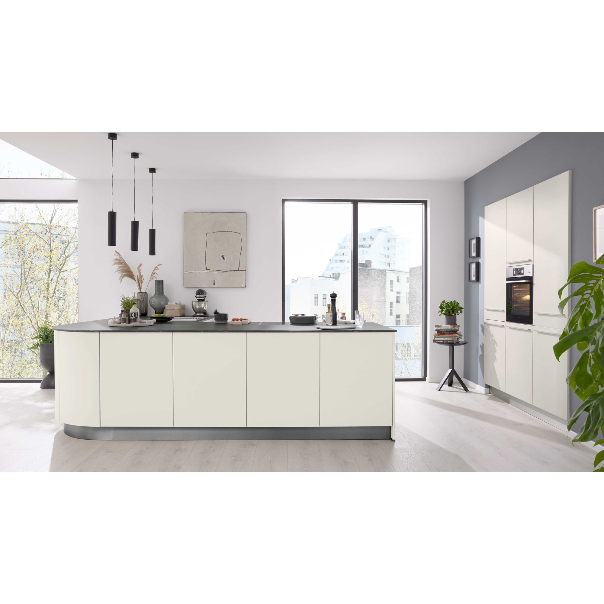 Frontale Ansicht einer weißen Küche mit breiter Kochinsel und modernem Design