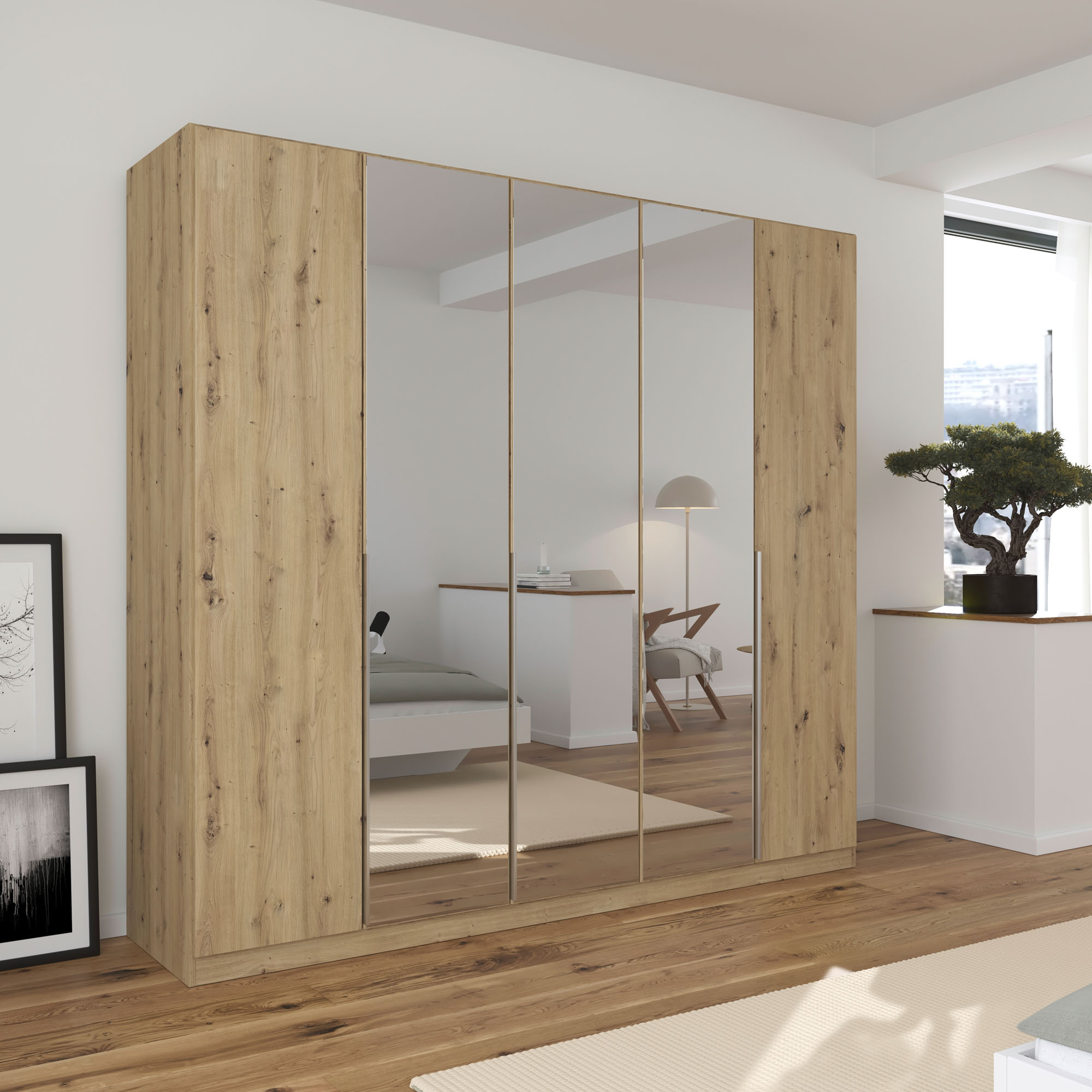 Kleiderschrank in Eiche Artisan mit Spiegeltüren in einem hellen Schlafzimmer mit Holzfußboden und moderner Einrichtung