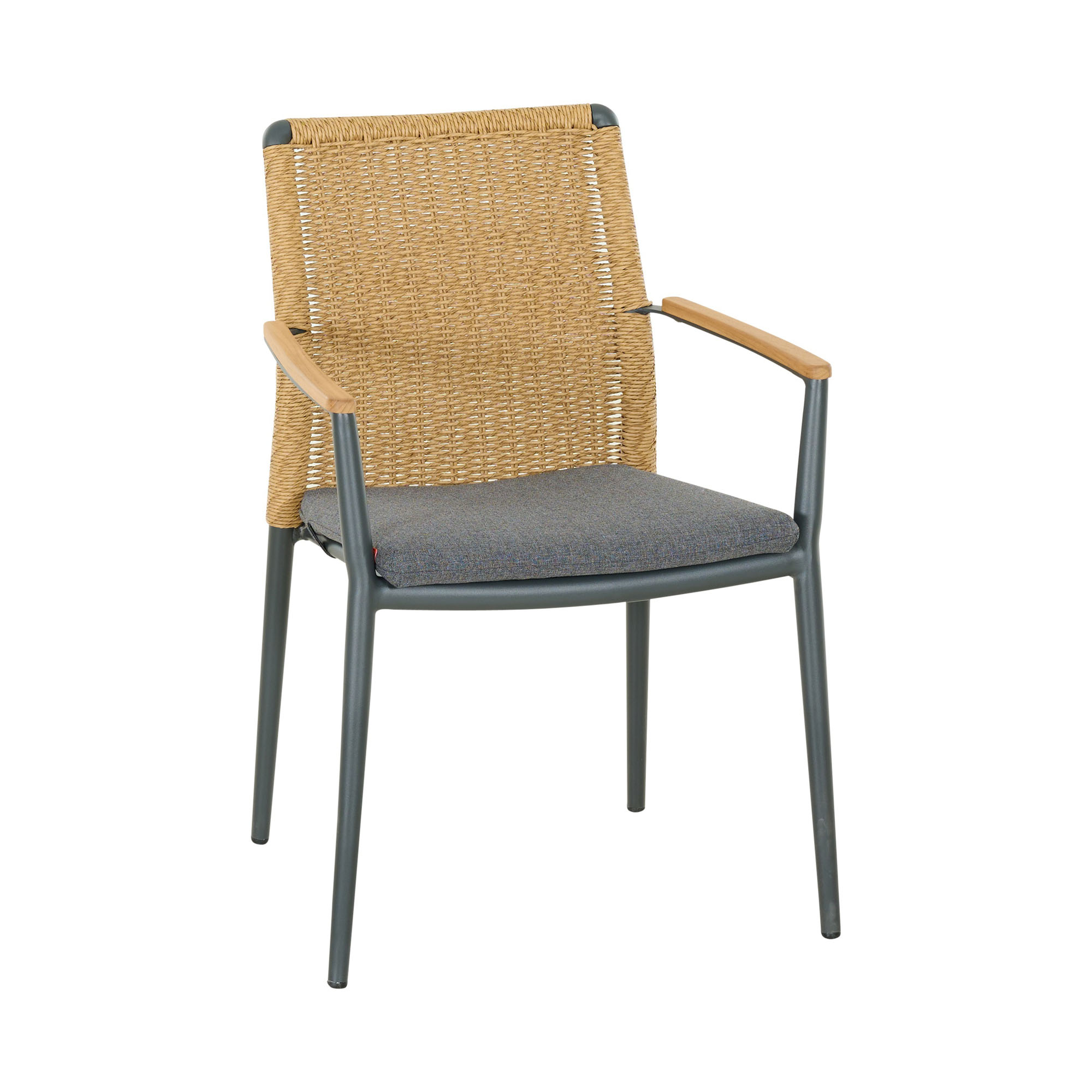 Moderner Gartenstuhl mit naturfarbenem Polyrattan-Geflecht, dunkelgrauem Sitzkissen und Holzarmlehnen, schräg von vorne fotografiert