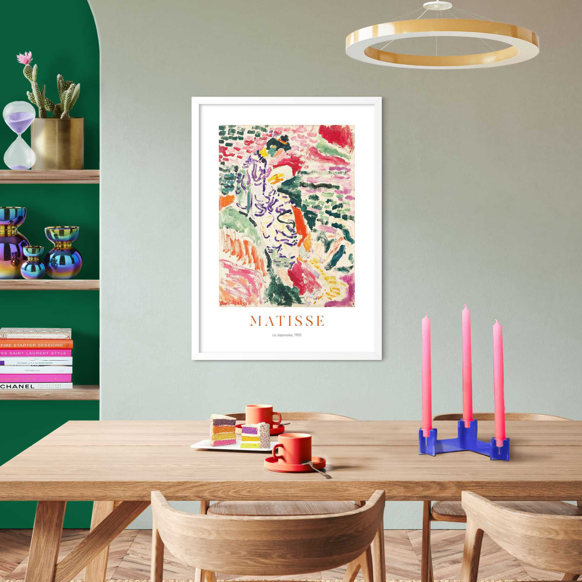 Das Wandbild „Matisse Garden Colours“ in Mehrfarbig, 50 × 70 cm, hängt in einem eingerichteten Wohnraum und zeigt die Größenwirkung an der Wand.