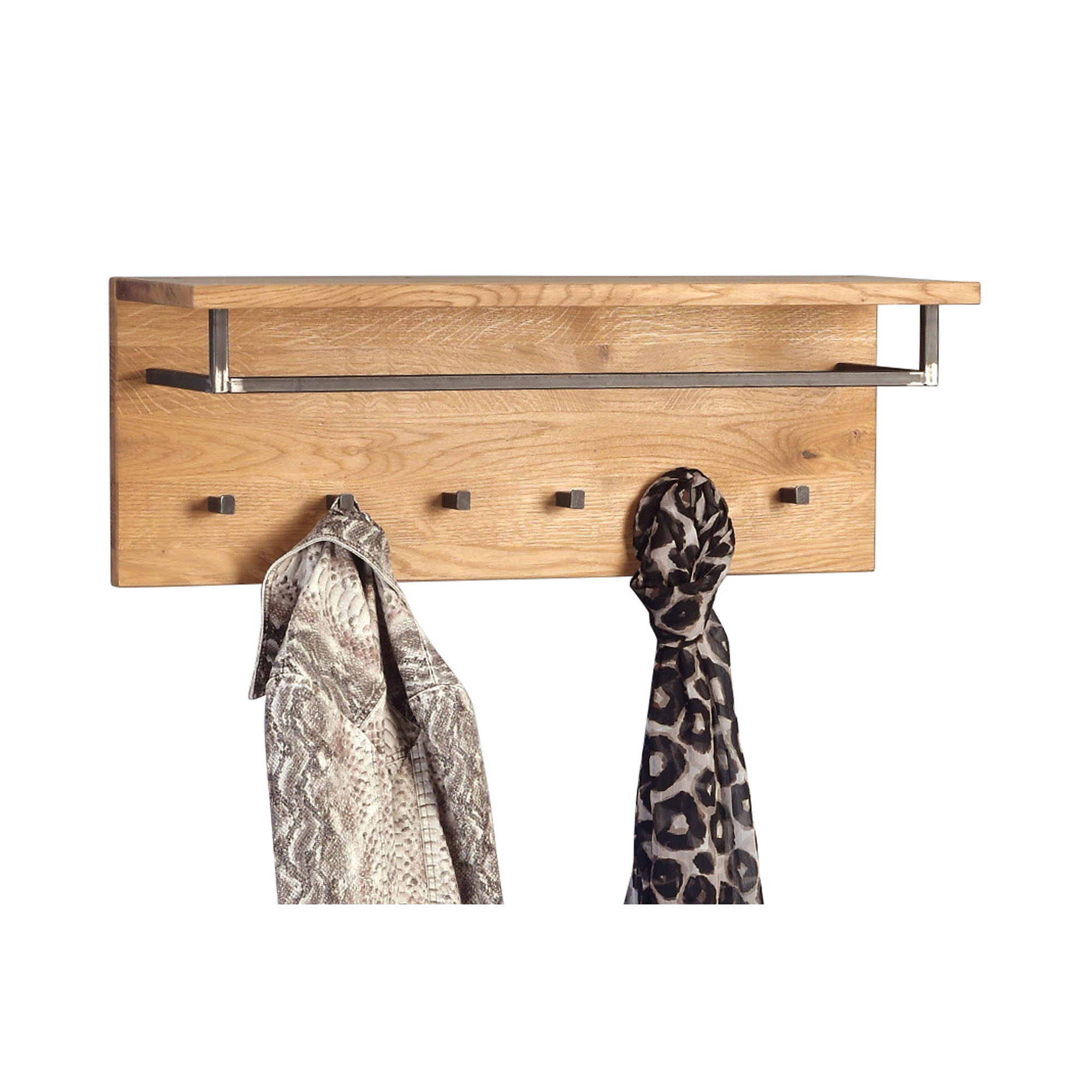 Wandgarderobe aus Holz mit Ablage, Metallstange und sechs Haken, an denen zwei gemusterte Tücher hängen