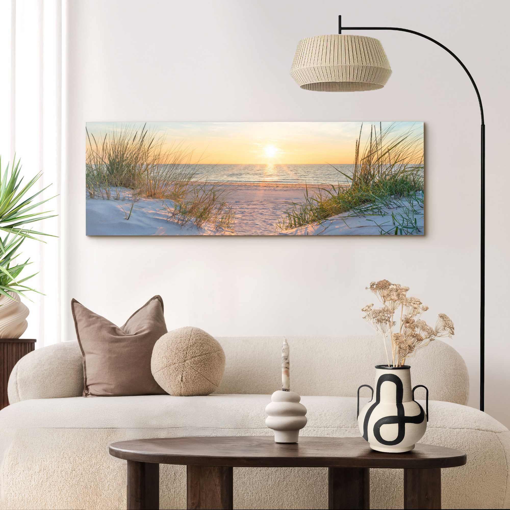 Das Wandbild „Golden Hour“ in Beige, 52 × 156 cm, hängt in einem eingerichteten Wohnraum und zeigt die Größenwirkung an der Wand.
