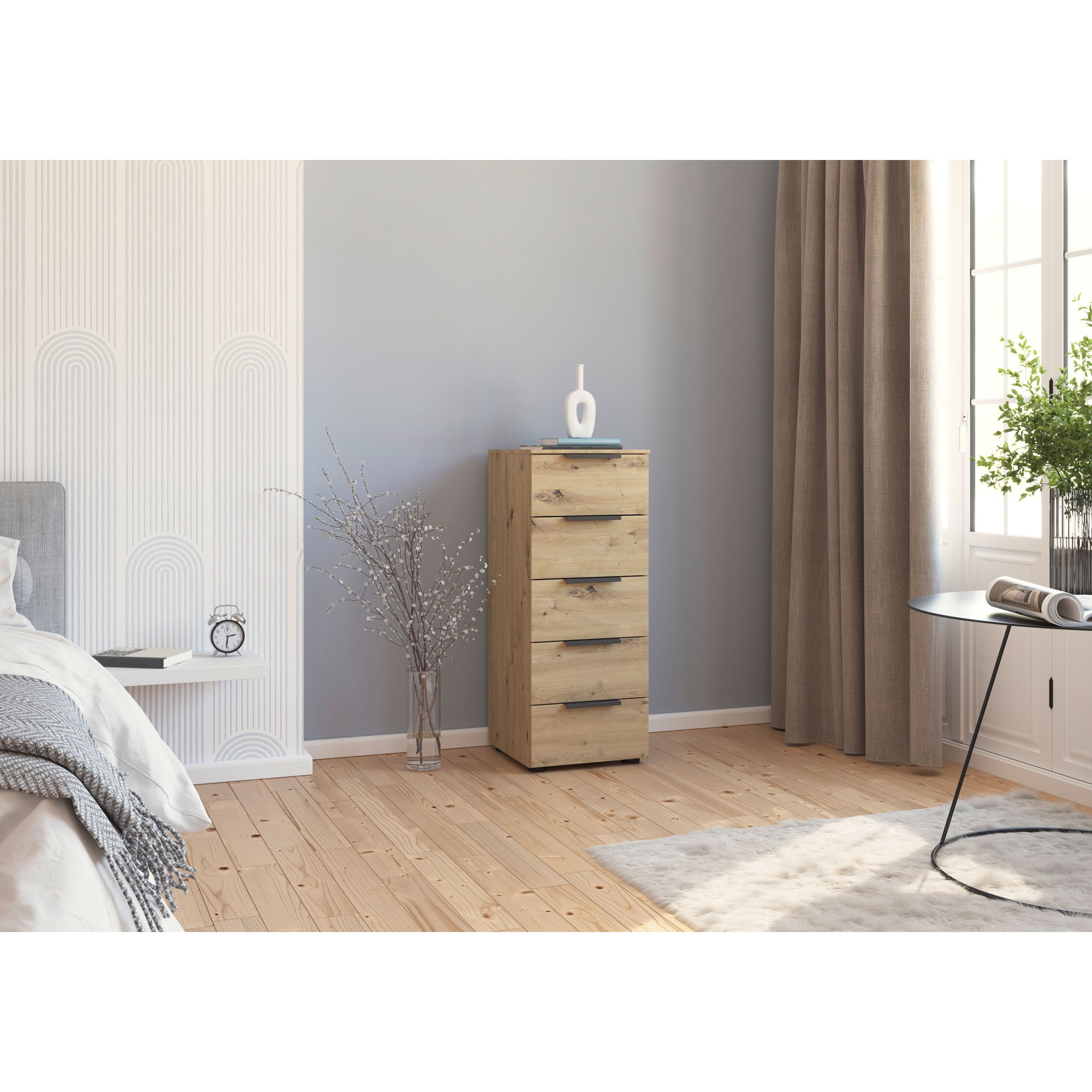 Kommode im Dekor Eiche Artisan mit fünf Schubkästen, aufgestellt in einem Schlafzimmer