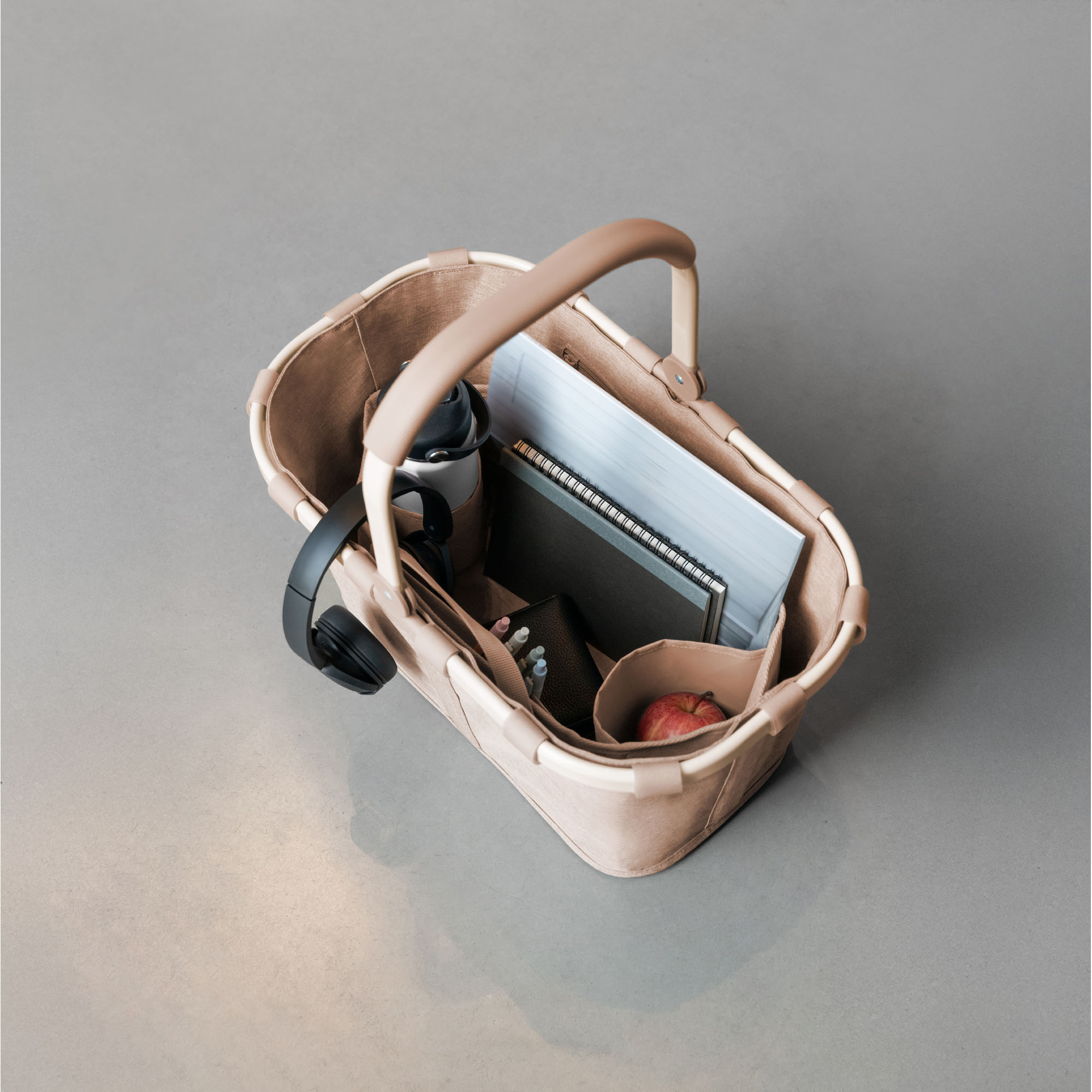 Befüllter Reisenthel Organizer mit Notebook, Flasche und Zubehör