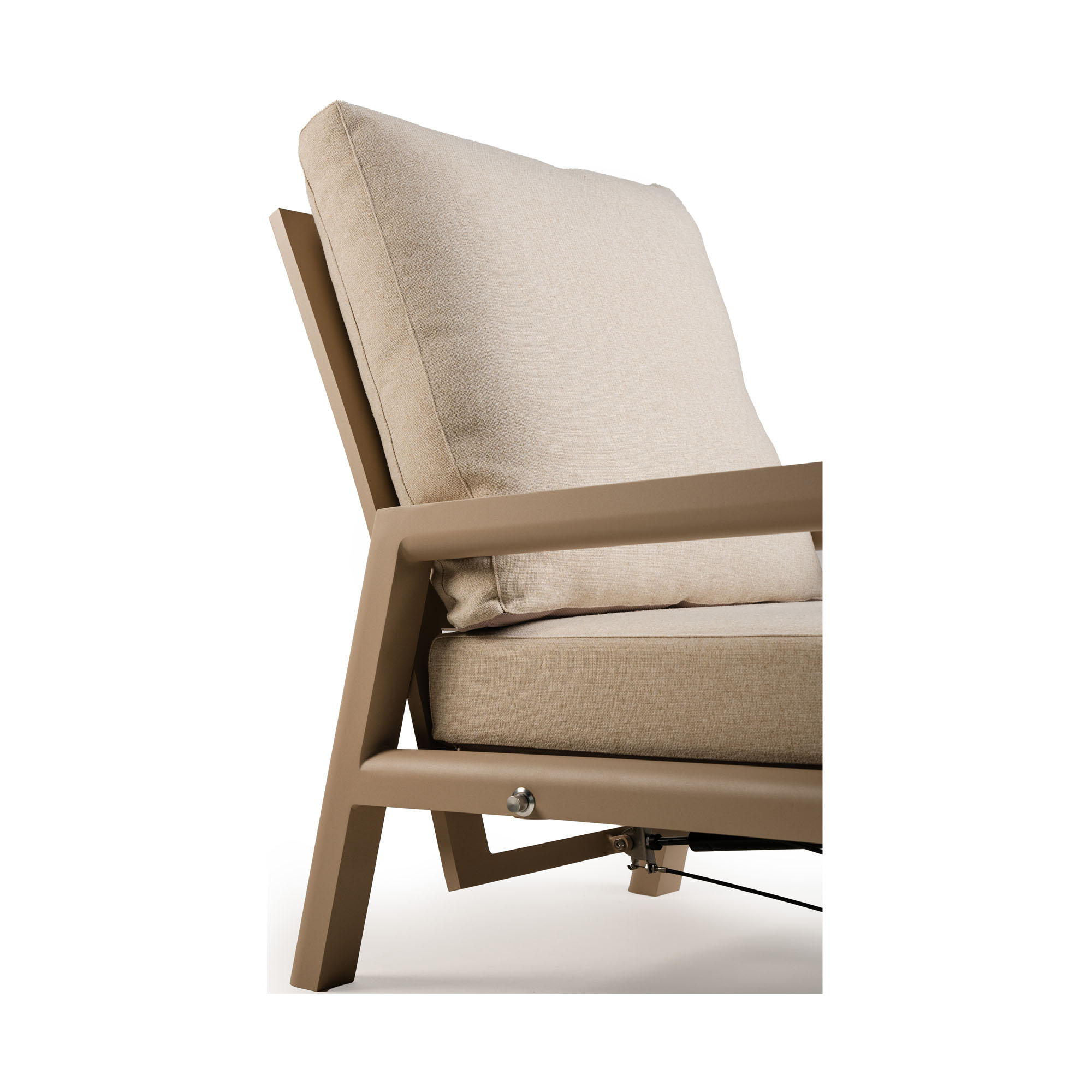 Nahaufnahme des hellen Sitz- und Rückenkissens eines Garten-Lounge Chairs mit Aluminiumgestell, Schrägansicht