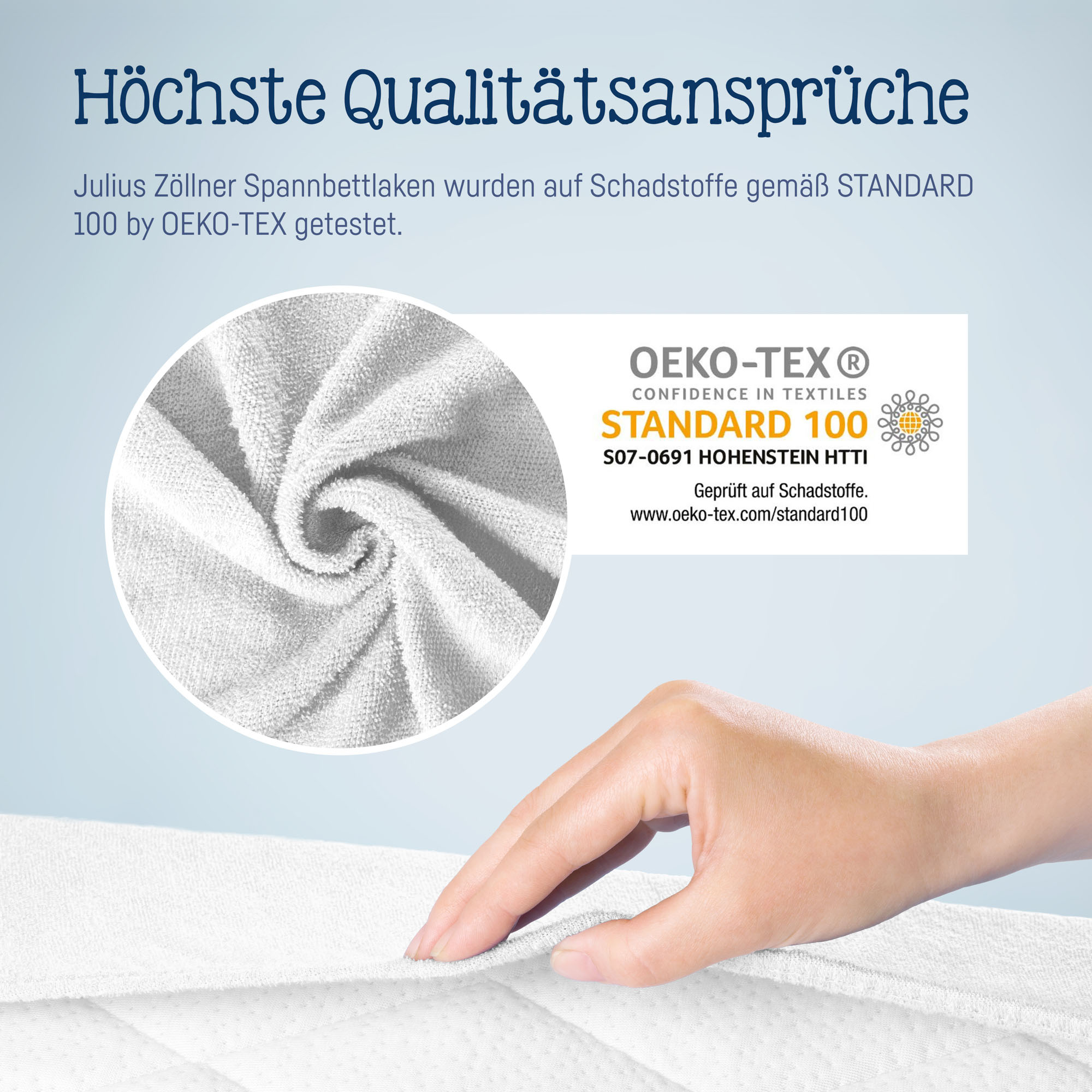 Weißes Julius Zöllner Spannbettlaken mit OEKO-TEX STANDARD 100 Logo, Nahaufnahme der Stoffstruktur und einer Hand, die das Laken über eine Matratze zieht