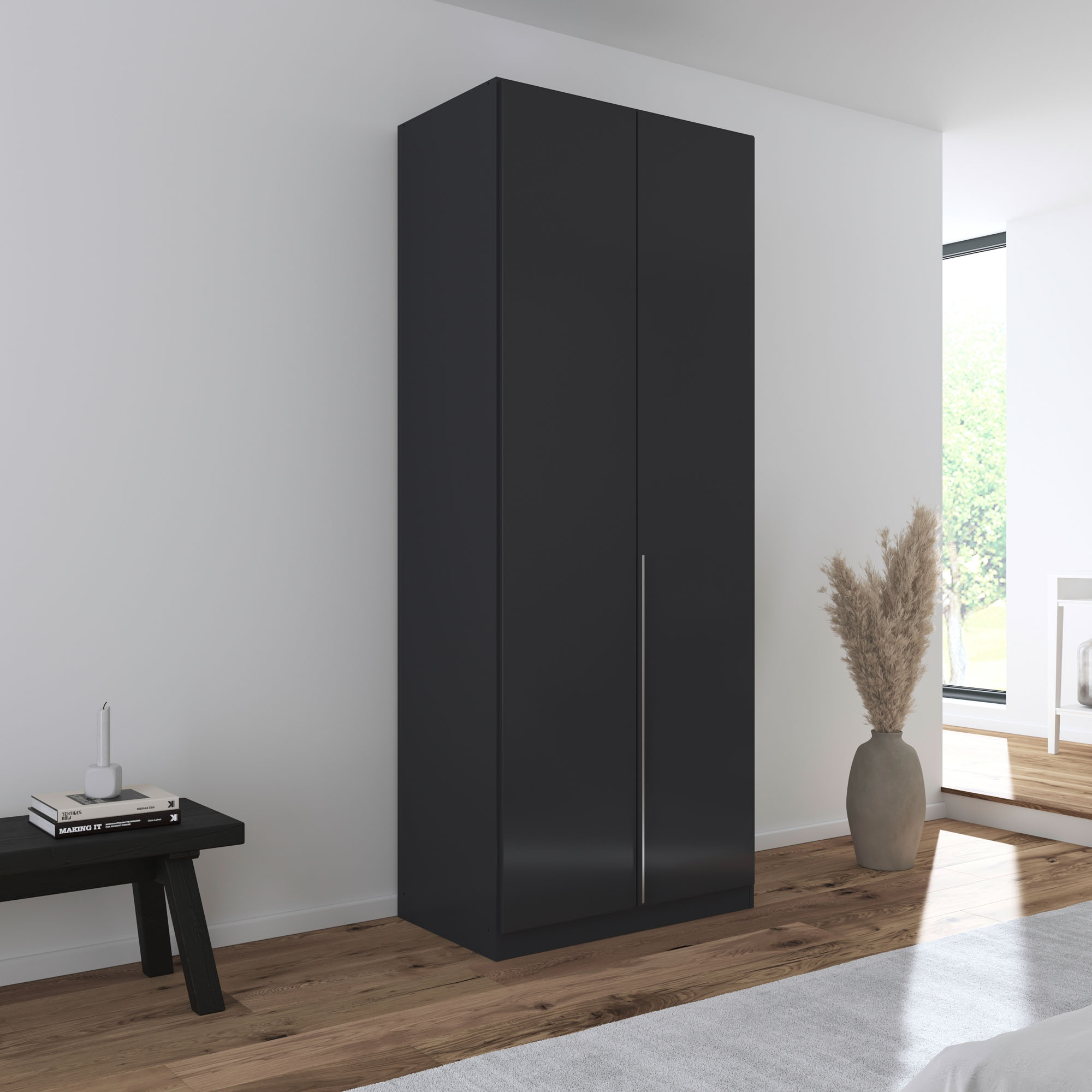 Grau-Metallicer Kleiderschrank in einem hell eingerichteten Schlafzimmer mit Holzfußboden und moderner Einrichtung