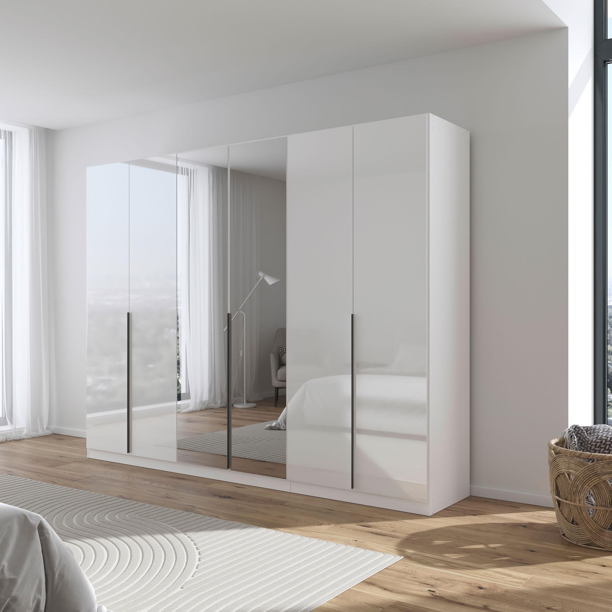 Großer weißer Hochglanz Drehtürenschrank mit sechs Türen und zwei Spiegeltüren in einem modernen hellen Schlafzimmer
