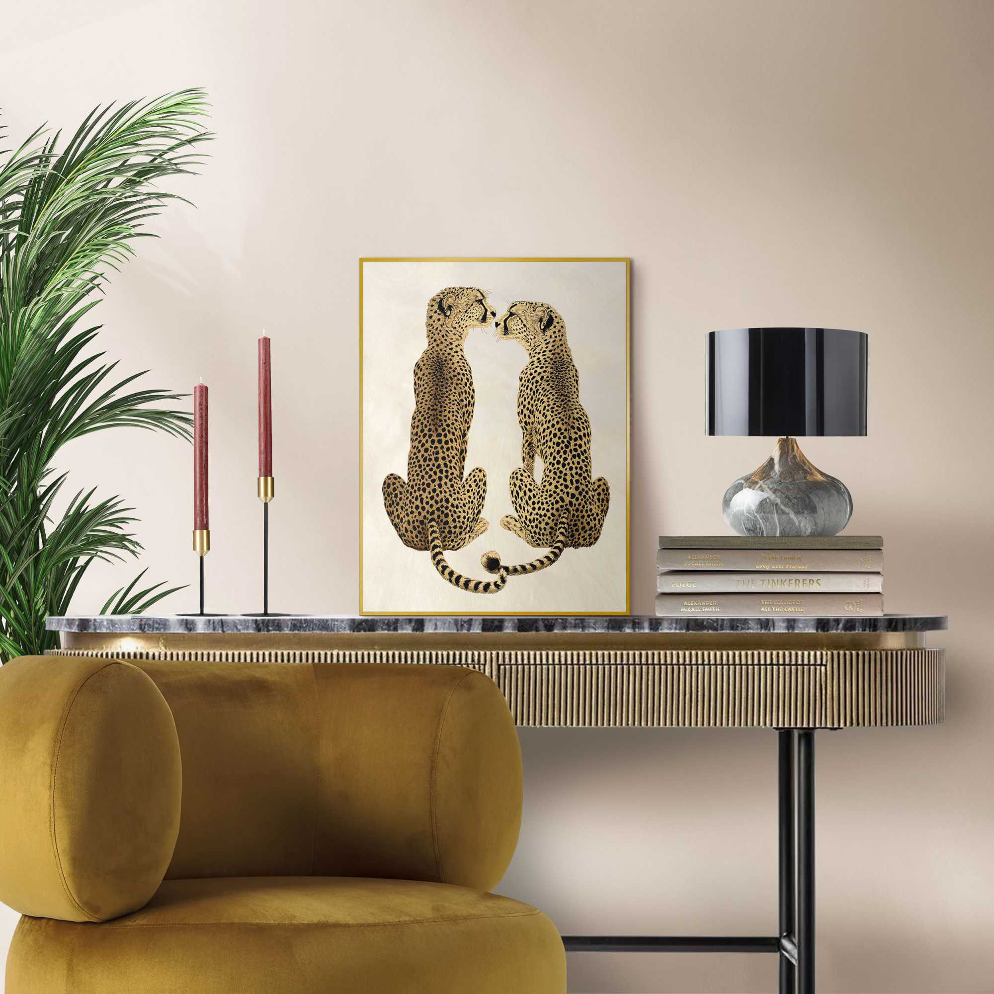 Das Wandbild „Loving Cheetas“ in Gelb, 30 × 40 cm, hängt in einem eingerichteten Wohnraum und zeigt die Größenwirkung an der Wand.