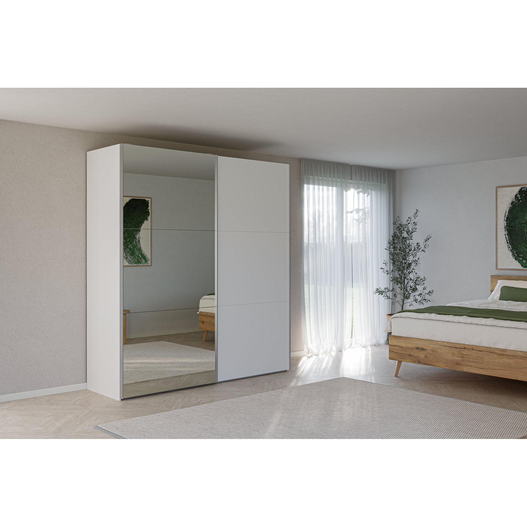 Schwebetürenschrank mit Spiegeltür in einem hellen Schlafzimmer mit Bett und Fenster