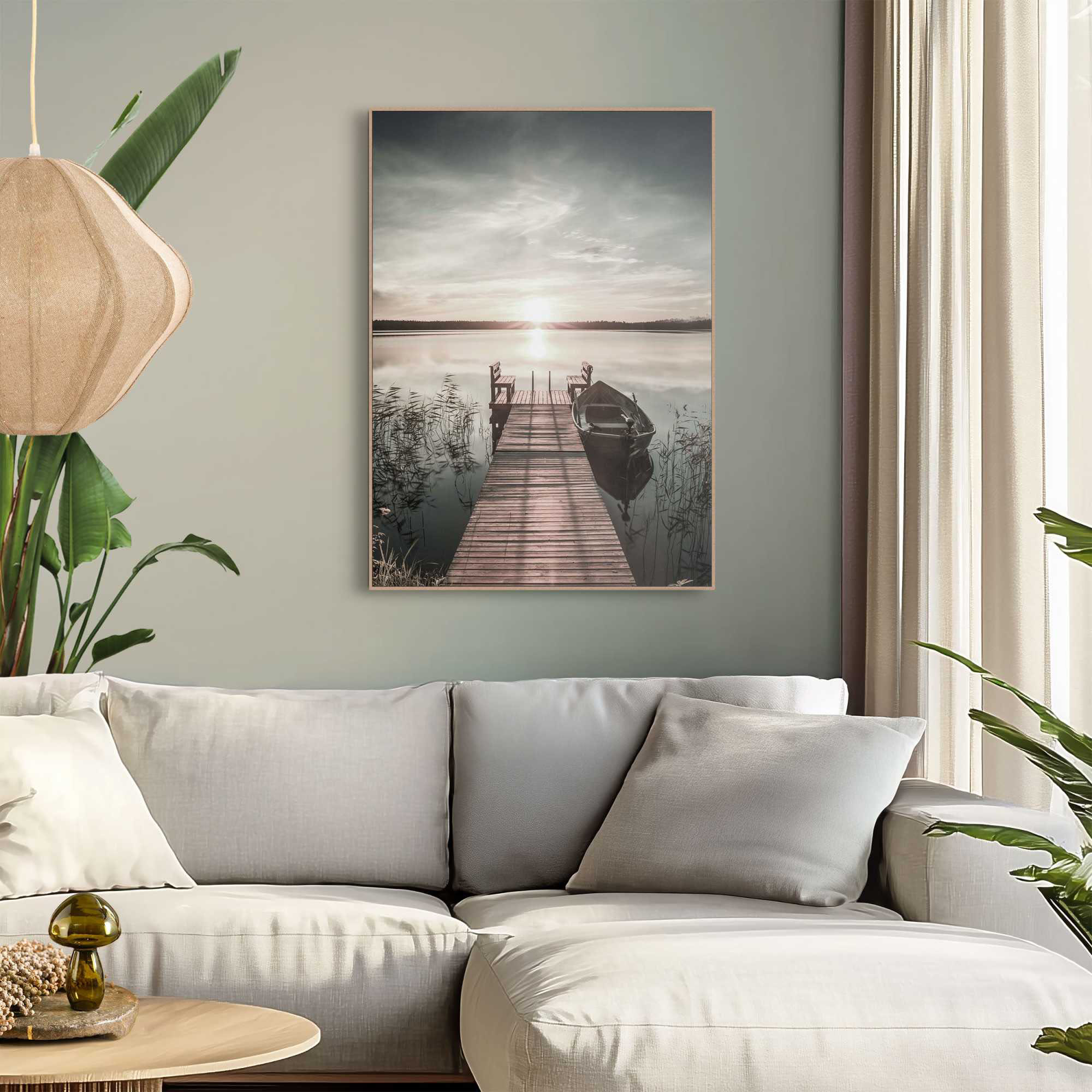 Das Wandbild „Scandic Jetty“ in Blau, 50 × 70 cm, hängt in einem eingerichteten Wohnraum und zeigt die Größenwirkung an der Wand.