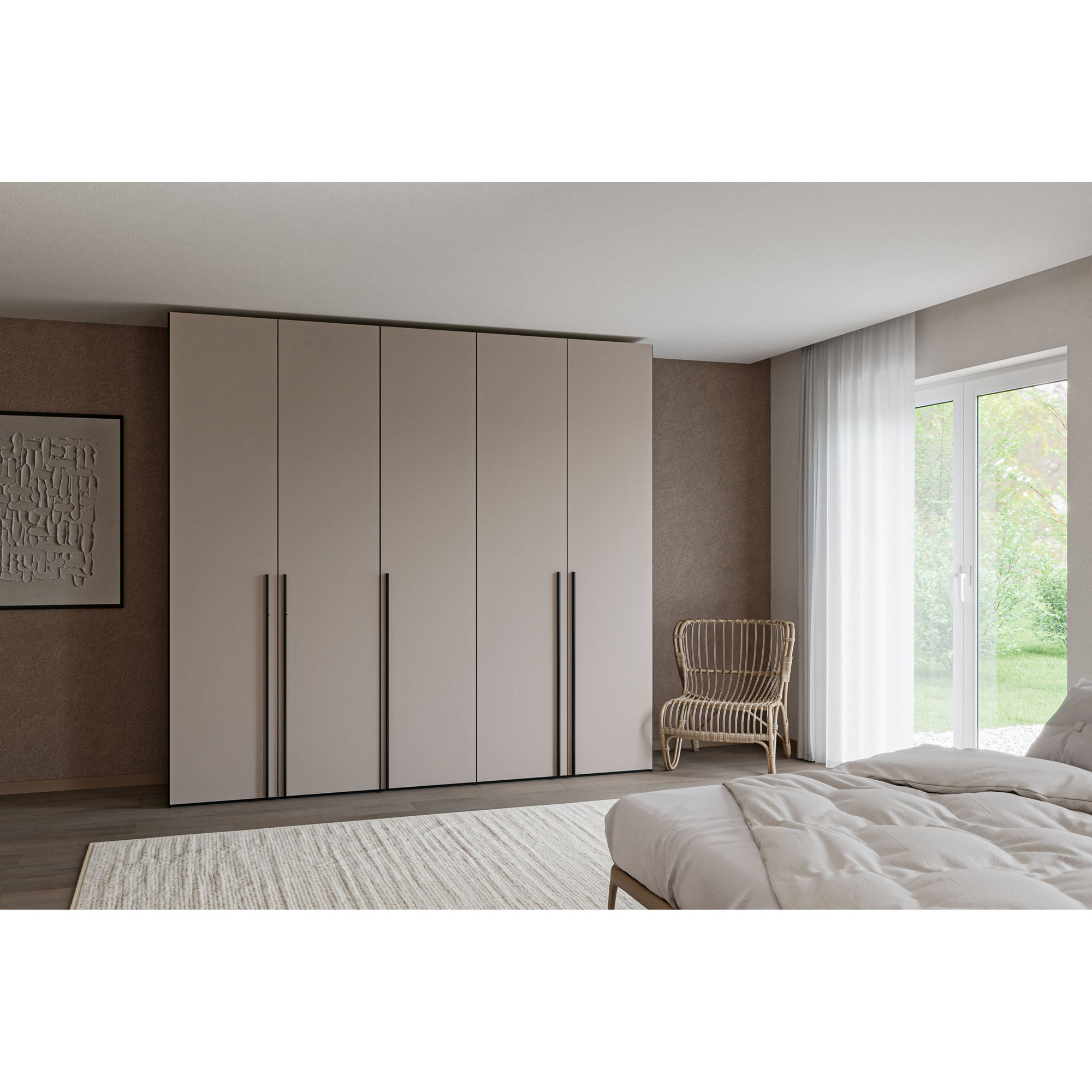 Kleiderschrank mit geschlossenen Türen in einem Schlafzimmer neben einem Bett und einem Fenster