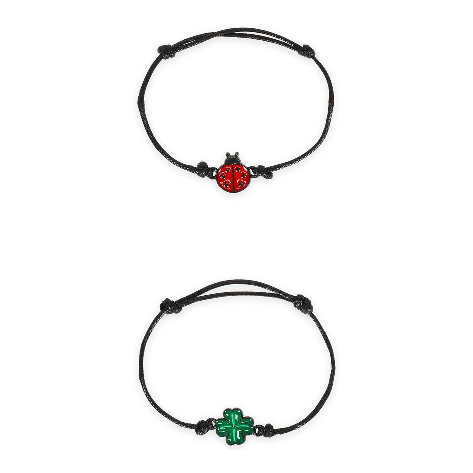 Zwei Armbänder mit Marienkäfer- und Kleeblattanhänger, mit zwei Armbändern einzeln untereinander dargestellt.