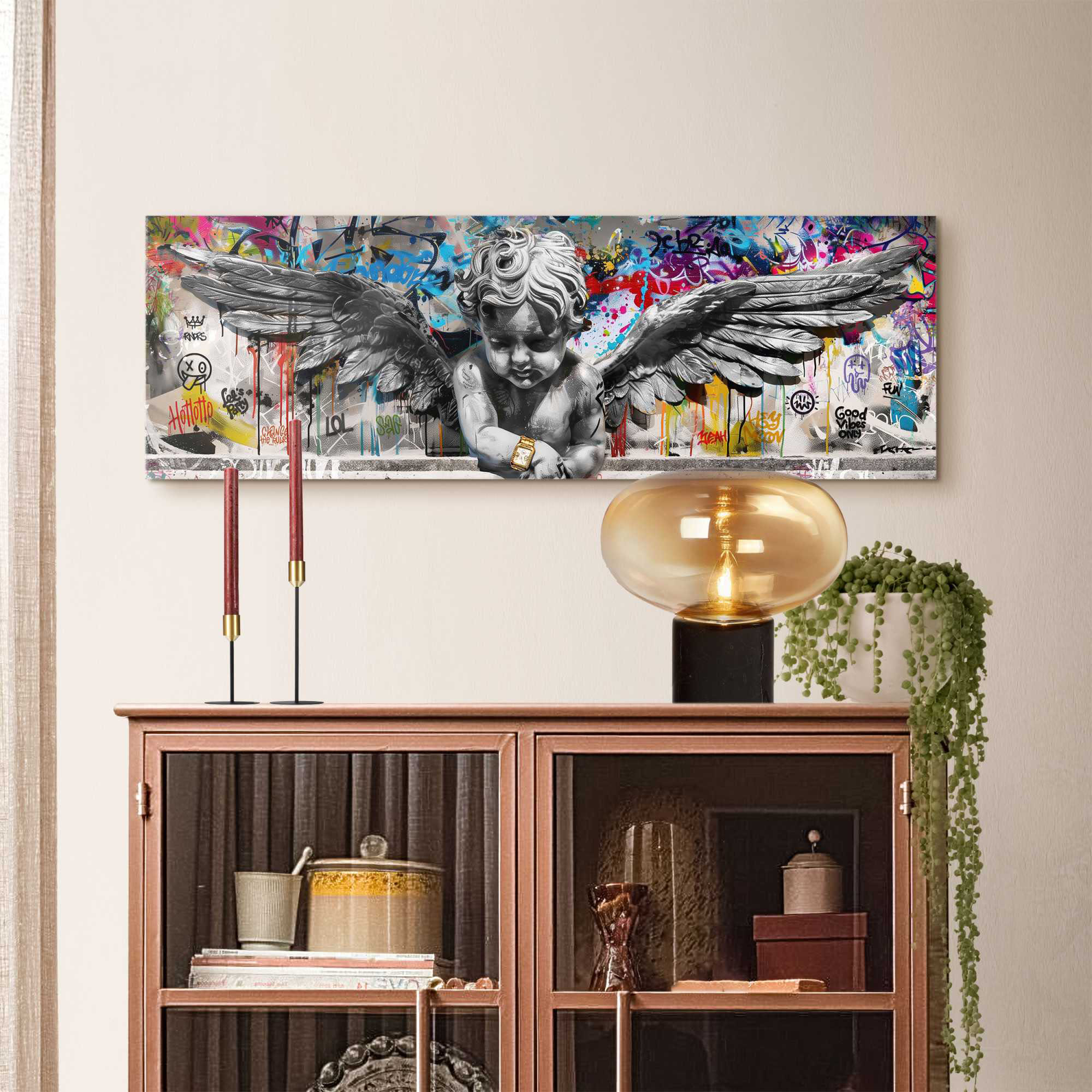 Das Wandbild „Funky Angel“ in Mehrfarbig, 30 × 90 cm, hängt in einem eingerichteten Wohnraum und zeigt die Größenwirkung an der Wand.