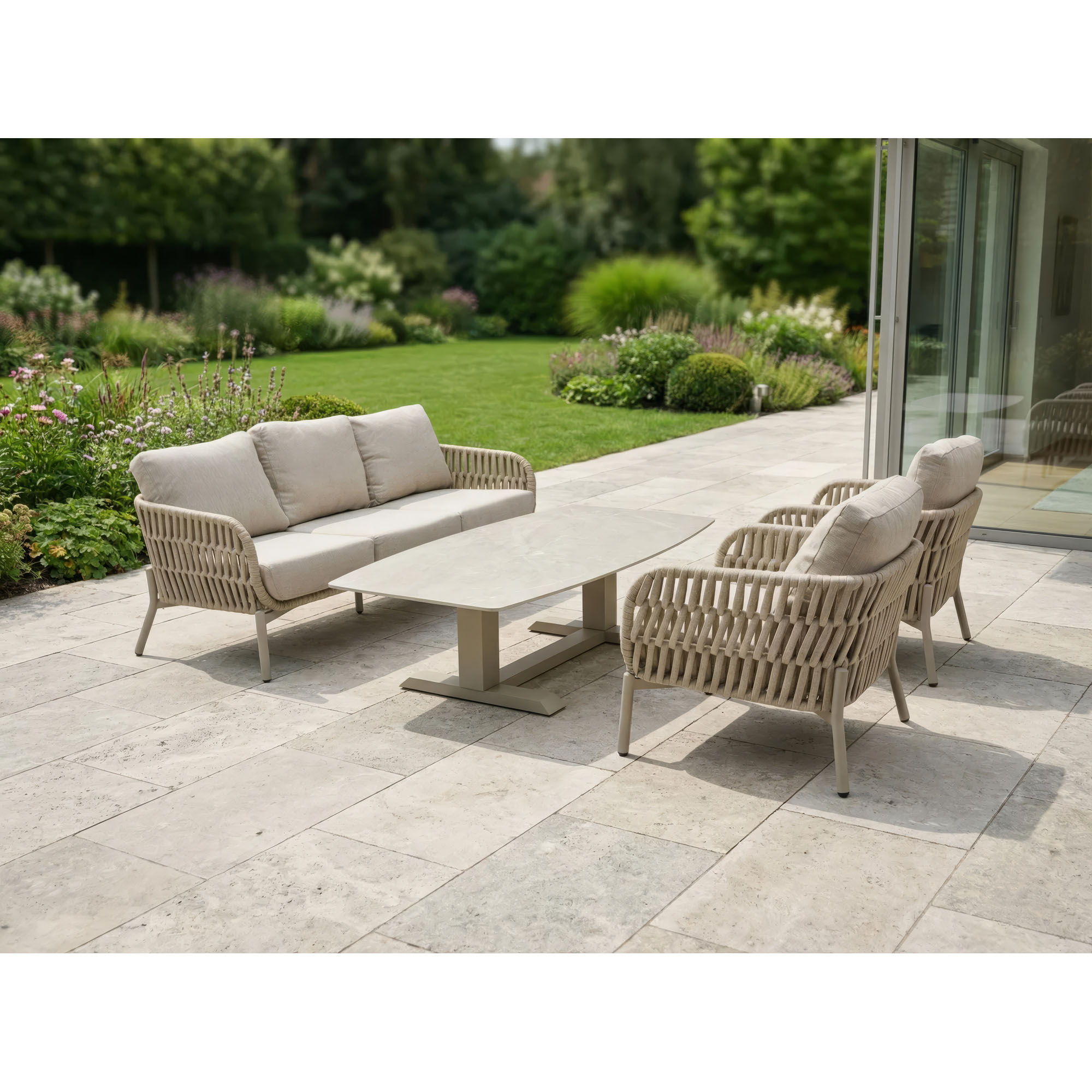 Loungesofa mit Tisch und weiteren Sitzmöbeln auf einer Terrasse im Außenbereich