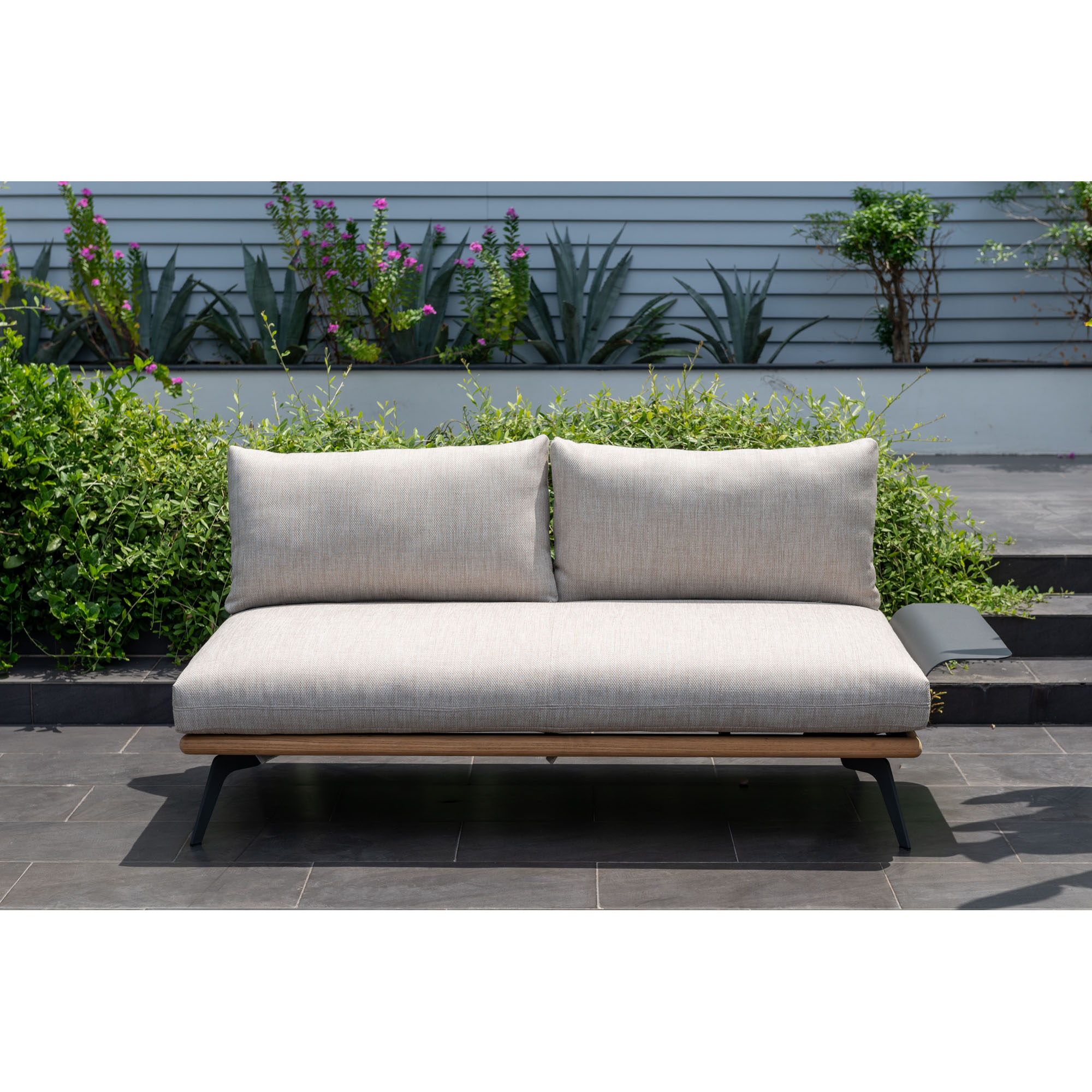 Garten Sofa Element mit Sitzpolster, zwei Rückenpolstern und seitlicher Armauflage auf weißem Hintergrund
