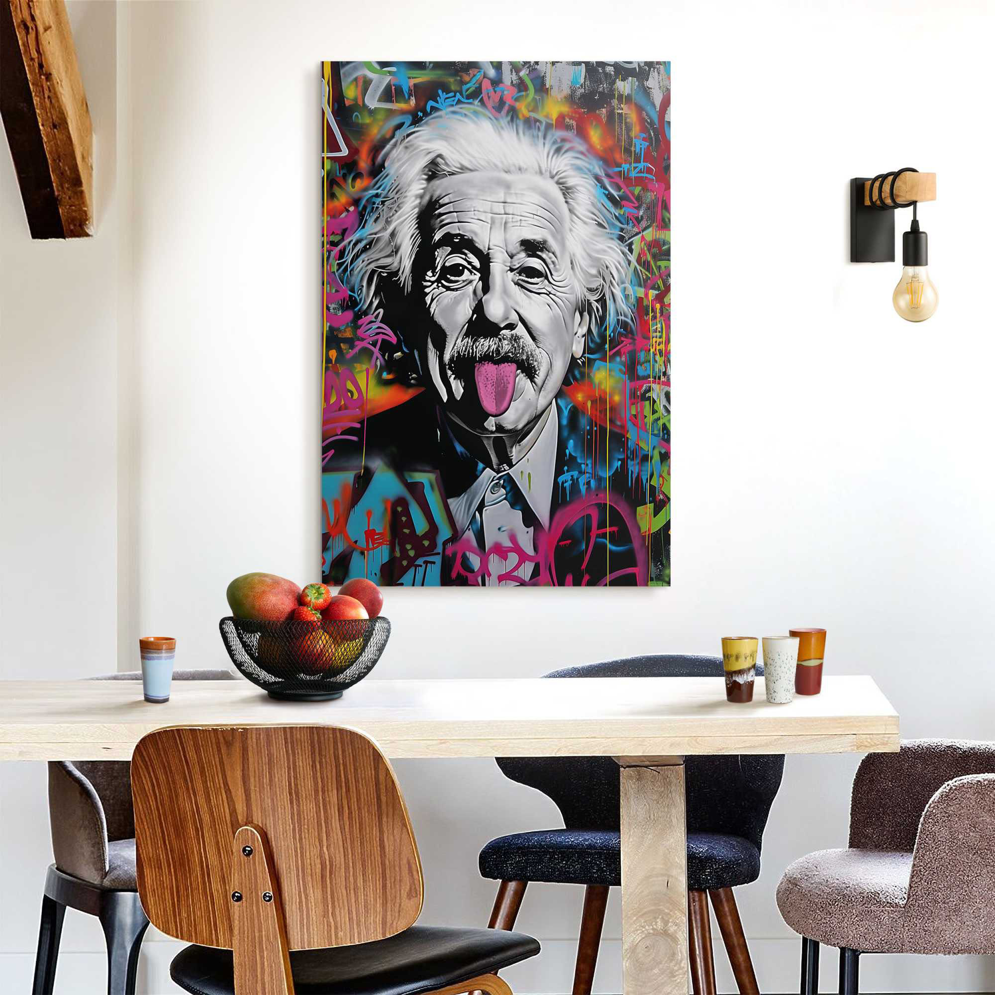 Das Wandbild „Einstein Tongue“ in Mehrfarbig, 60 × 90 cm, hängt in einem eingerichteten Wohnraum und zeigt die Größenwirkung an der Wand.